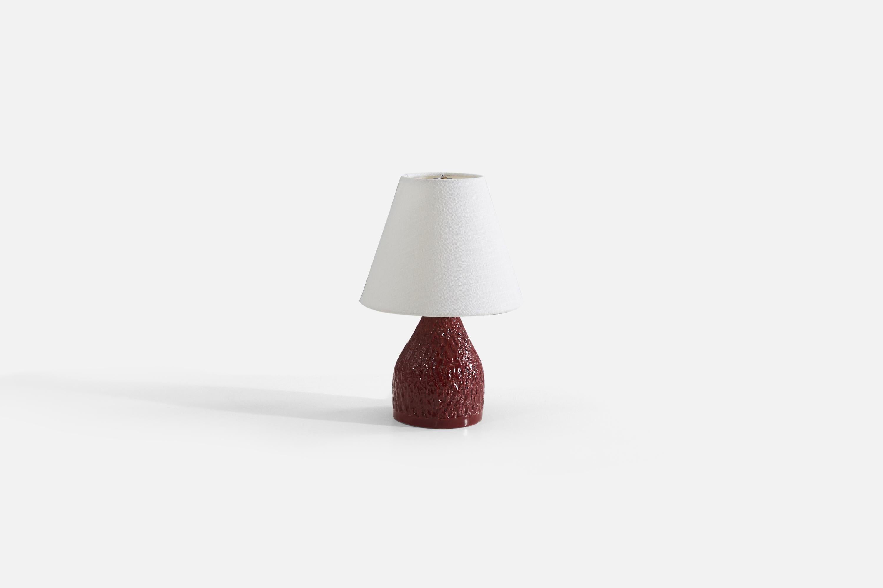 Swedish Designer, Table Lamp, Red-Glazed Ceramic, Sweden, 1960s In Good Condition For Sale In High Point, NC