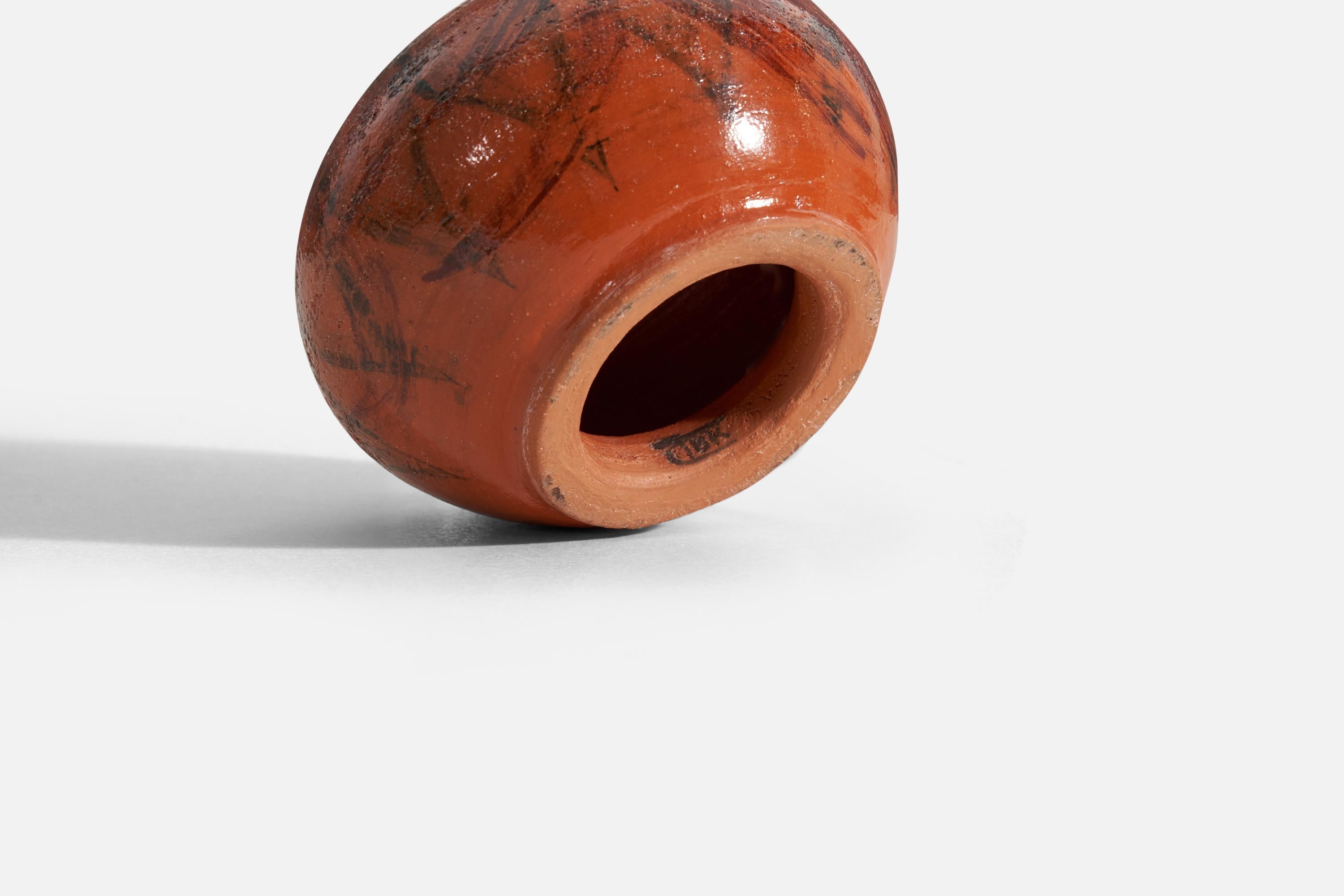 Designer suédois, lampe de bureau, grès émaillé rouge-orange, Suède, années 1960 Bon état - En vente à High Point, NC