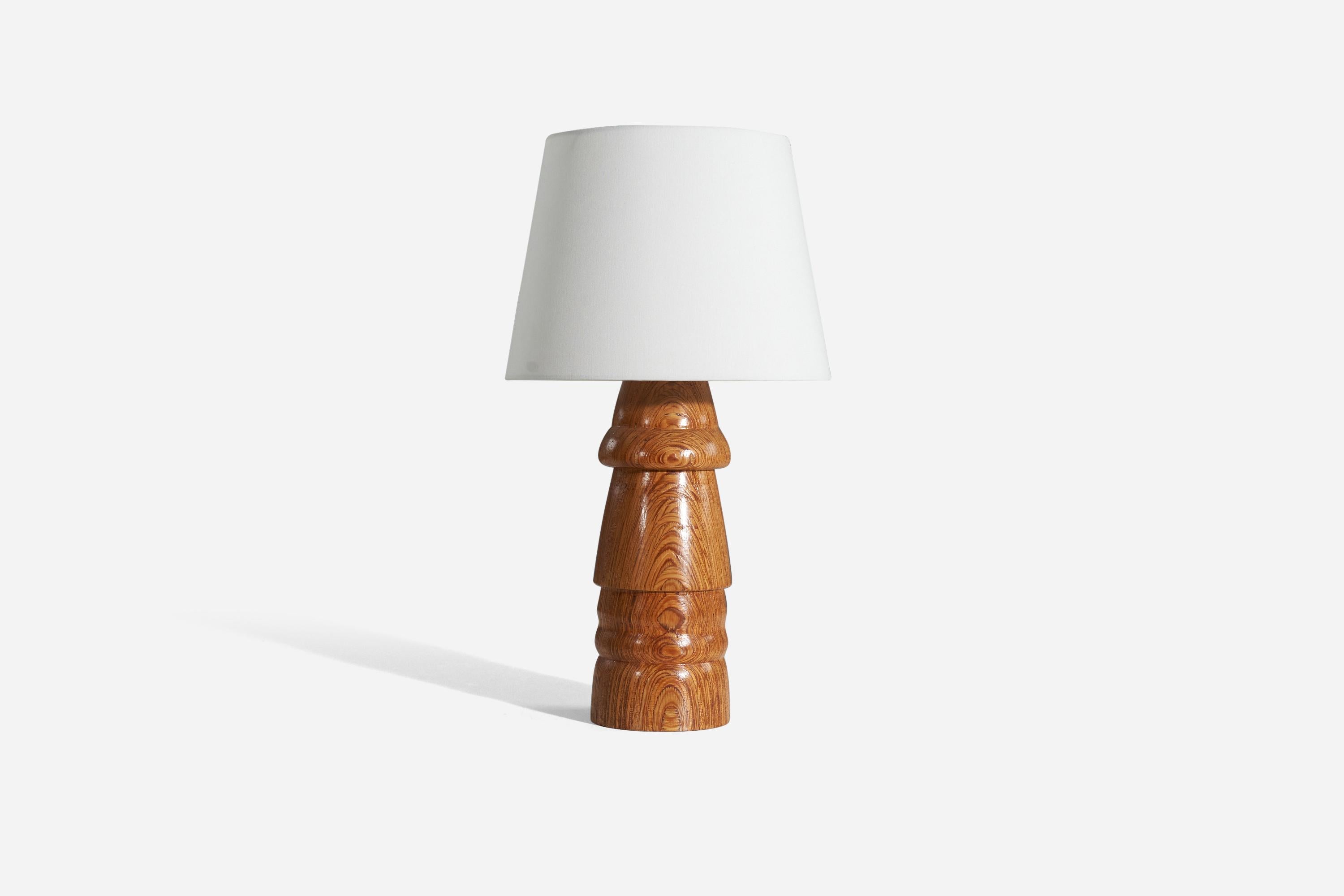 Lampe de table en bois de pin stratifié empilé, conçue et produite par un designer suédois, Suède, années 1970.

Vendu sans abat-jour. 
Dimensions de la lampe (pouces) : 17.5 x 5 x 5 (H x L x P)
Dimensions de l'abat-jour (pouces) : 9 x 12 x 9 (T x B
