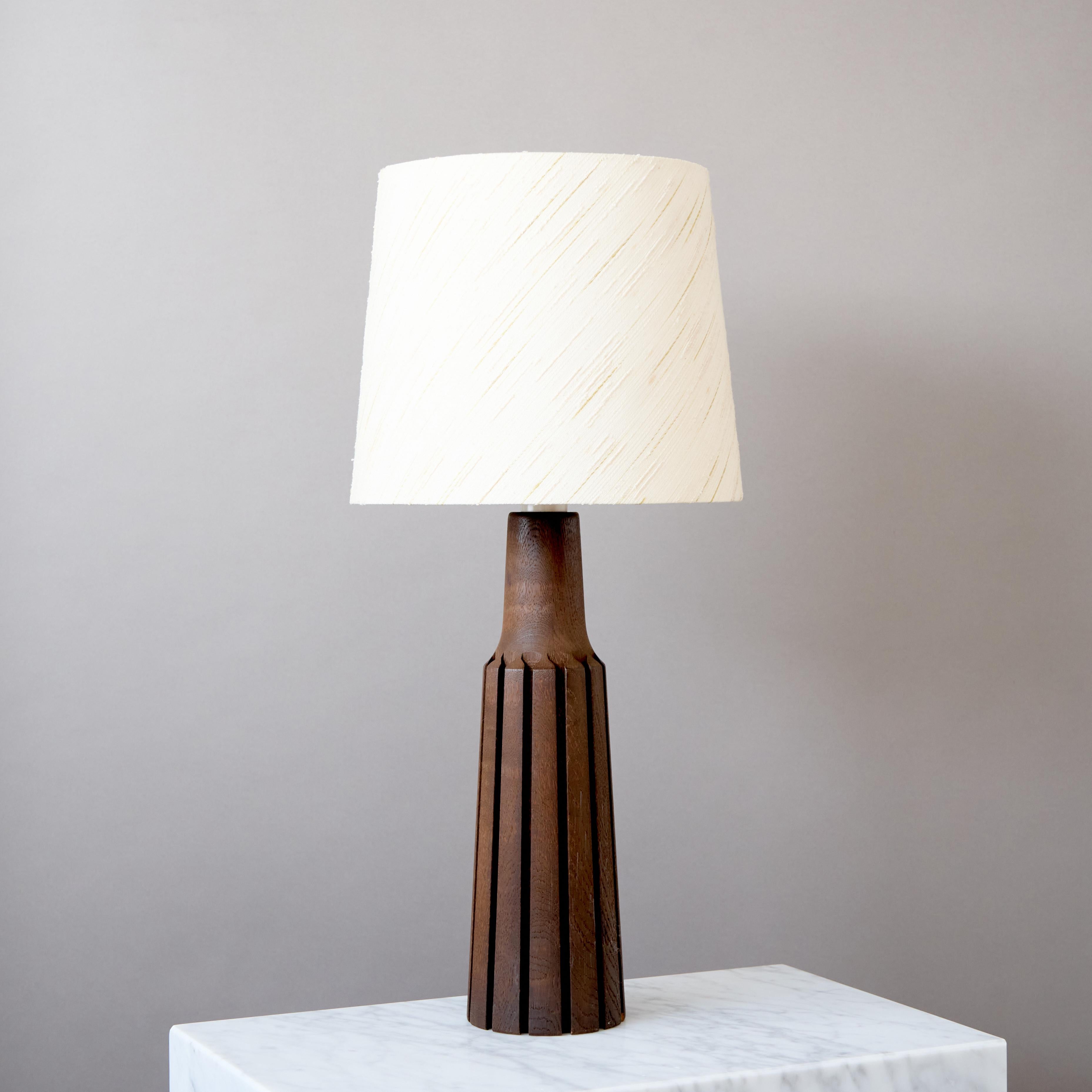 Una hermosa lámpara de mesa de madera de roble teñida. Fabricado en Suecia, años 60.

Gran estado original. 
Se vende sin pantalla.

Fuente de luz: Bombilla de rosca E26/E27.
Enciende el enchufe. 
