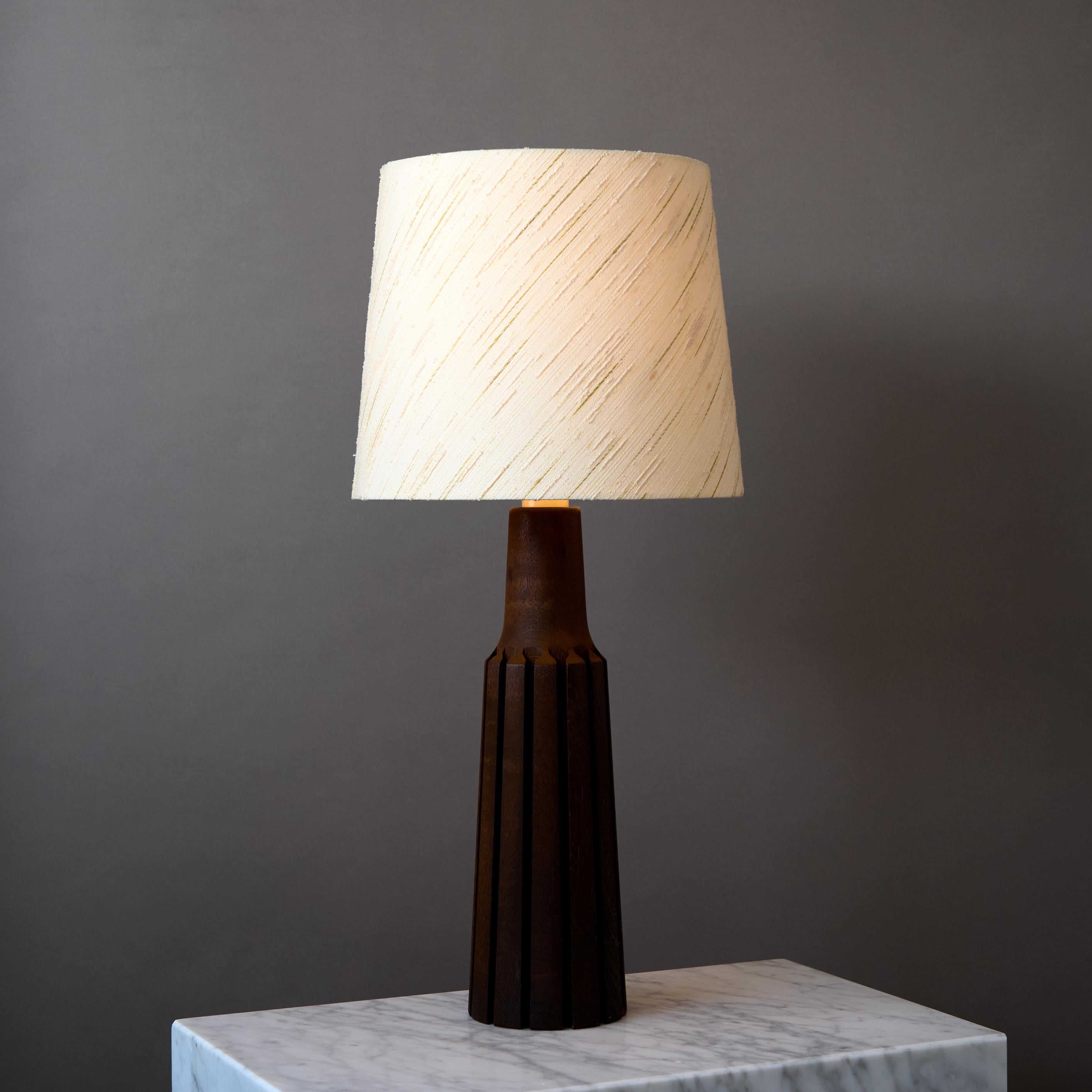 Diseñador sueco, lámpara de mesa, madera teñida, Suecia, años 60 Moderno de mediados de siglo en venta