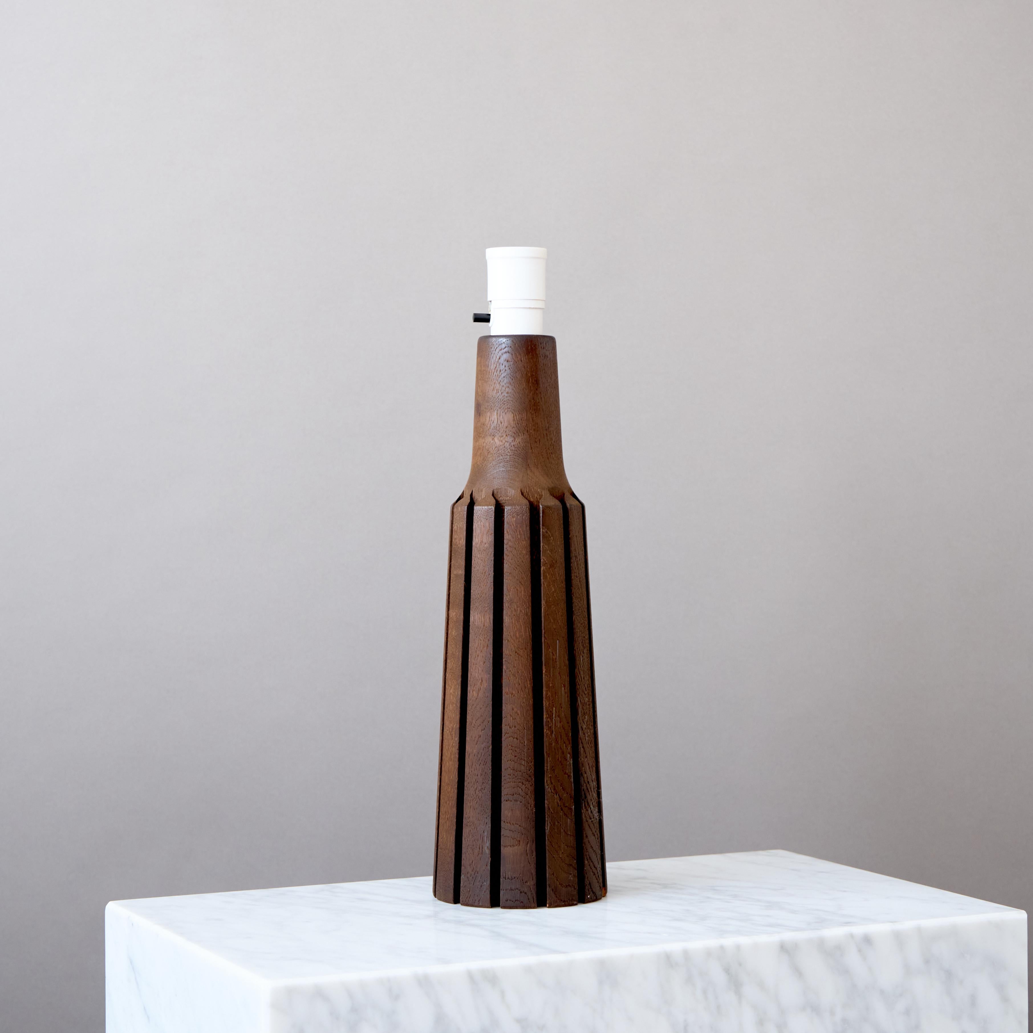 Diseñador sueco, lámpara de mesa, madera teñida, Suecia, años 60 Sueco en venta
