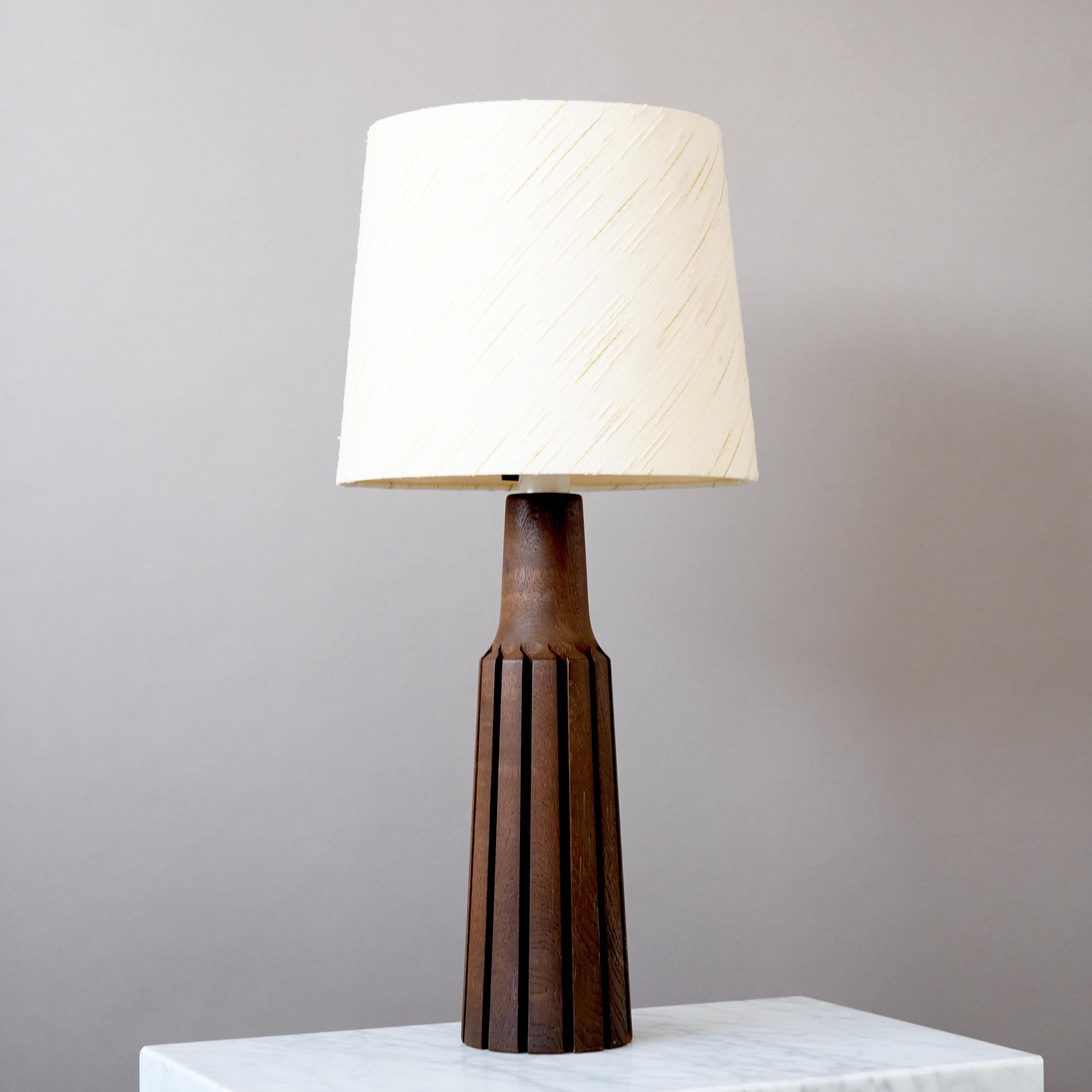 Diseñador sueco, lámpara de mesa, madera teñida, Suecia, años 60 Manchado en venta