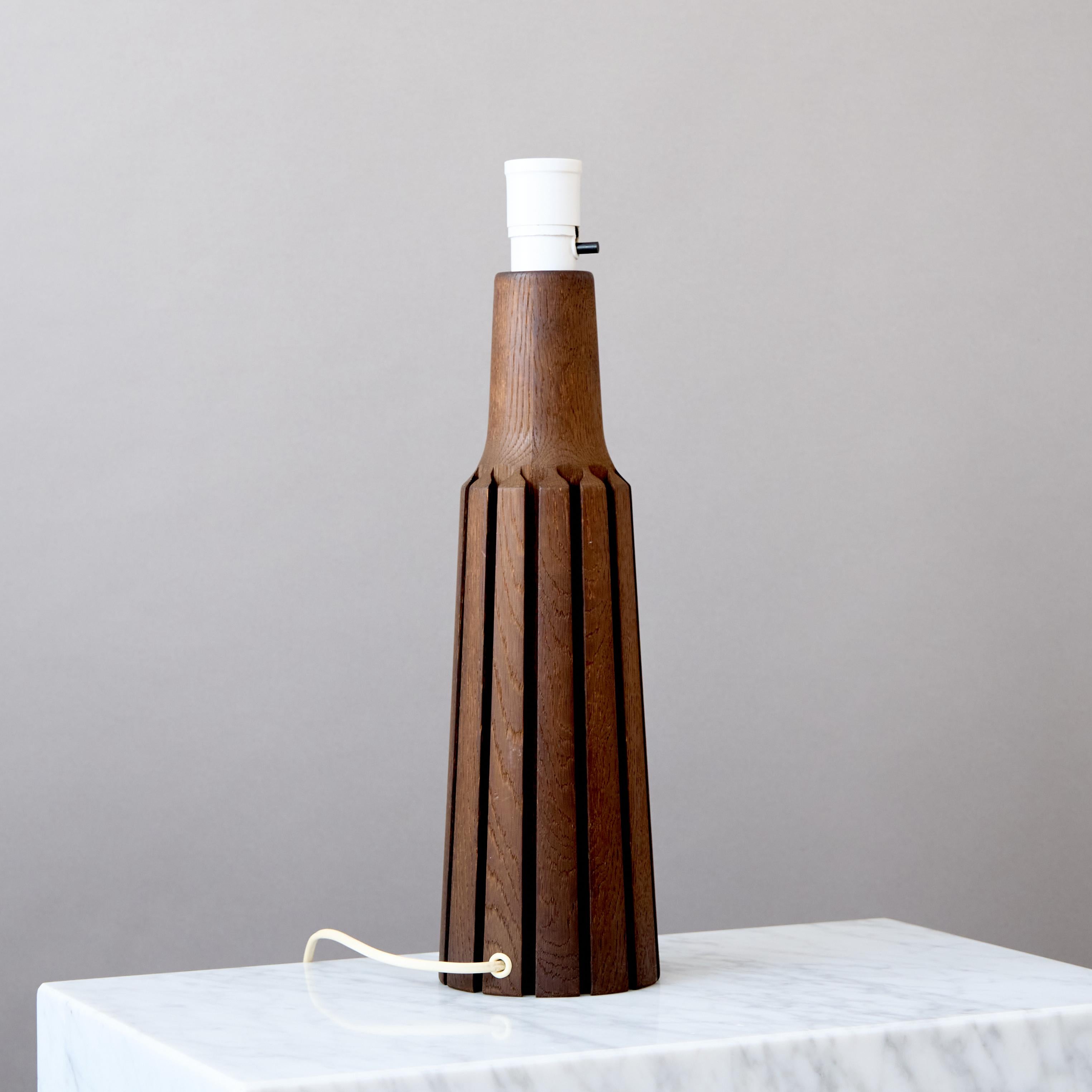 Diseñador sueco, lámpara de mesa, madera teñida, Suecia, años 60 en Bueno estado para la venta en Malmö, SE