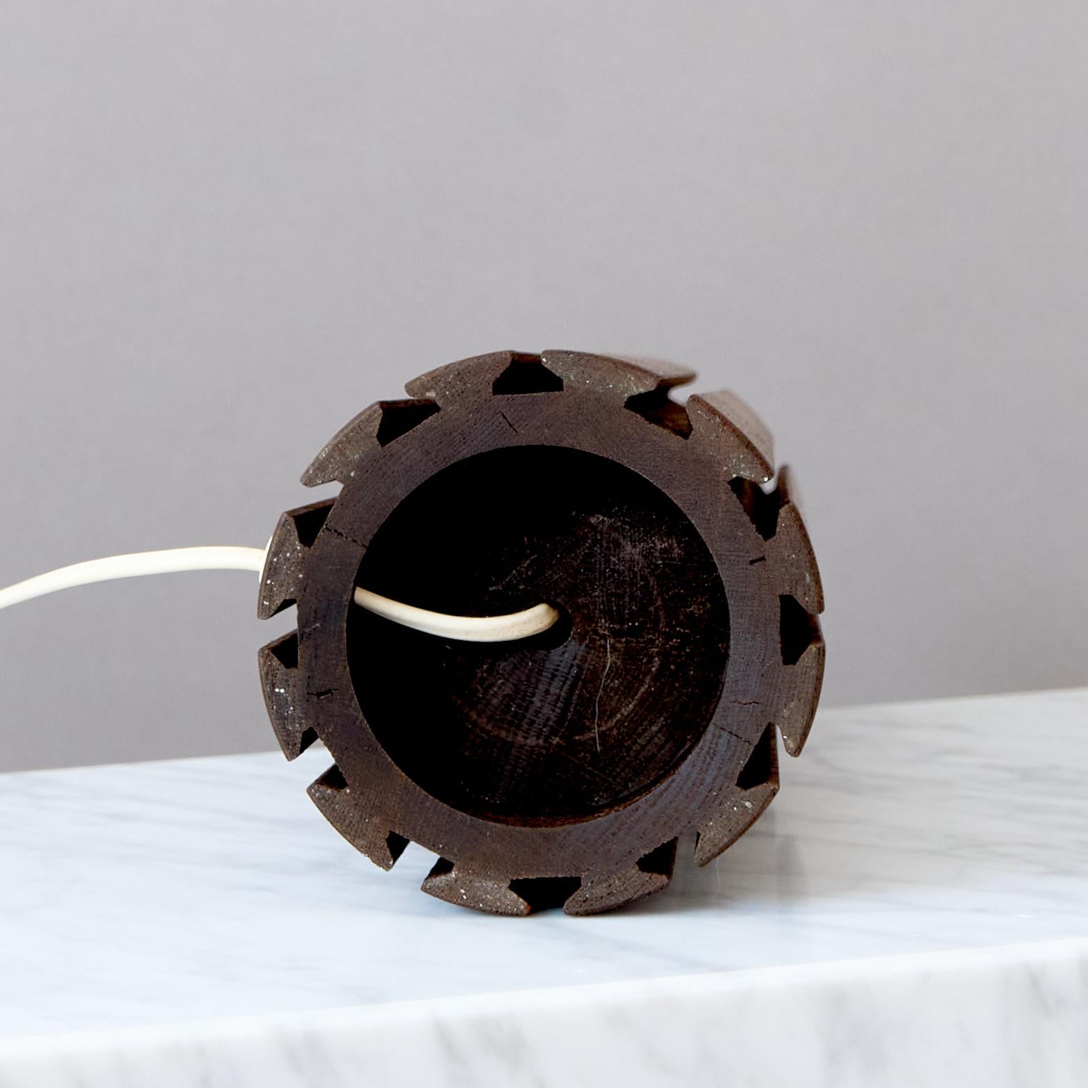 Diseñador sueco, lámpara de mesa, madera teñida, Suecia, años 60 siglo XX en venta