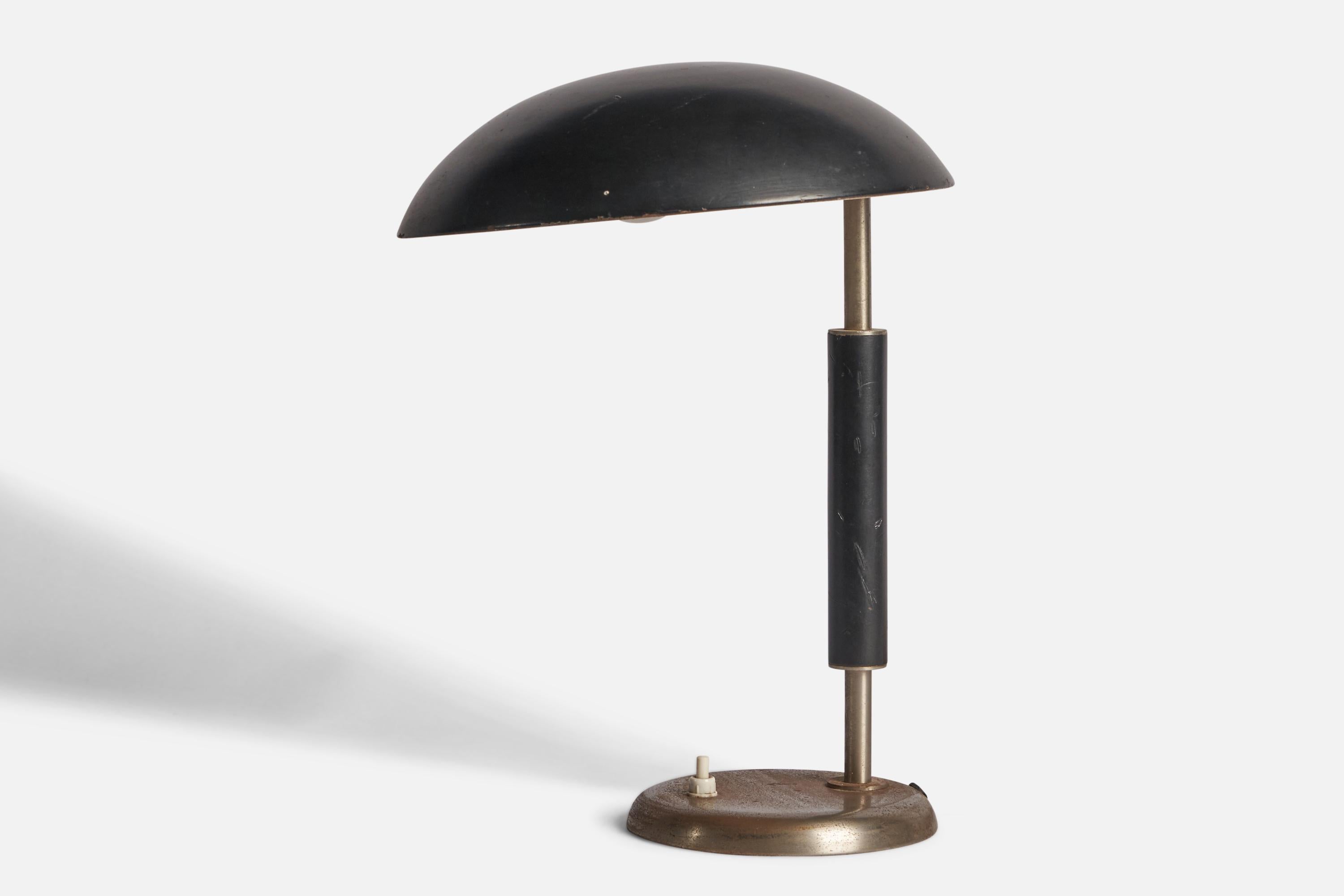 Lampada da tavolo in acciaio e legno laccato nero e metallo, progettata e prodotta in Svezia negli anni '30.

Dimensioni complessive (pollici): 14,25