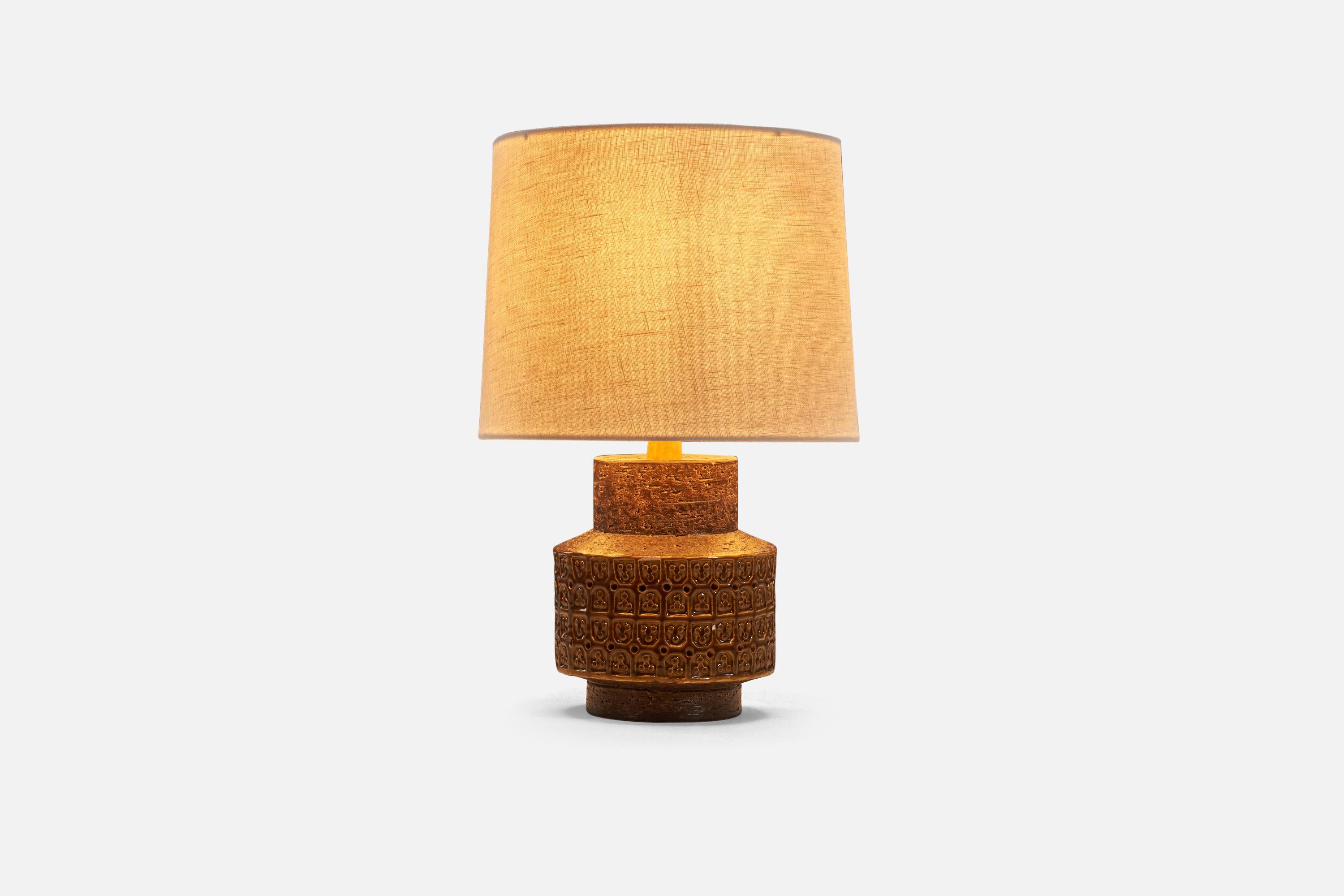 A brown, glazed stoneware table lamp designed and produced in Sweden, 1960s.

Sold without lampshade. 
Dimensions of Lamp (inches) : 11.125 x 5.75 x 5.75 (H x W x D)
Dimensions of Shade (inches) : 9.125 x 10 x 7.875 (T x B x H)
Dimension of Lamp
