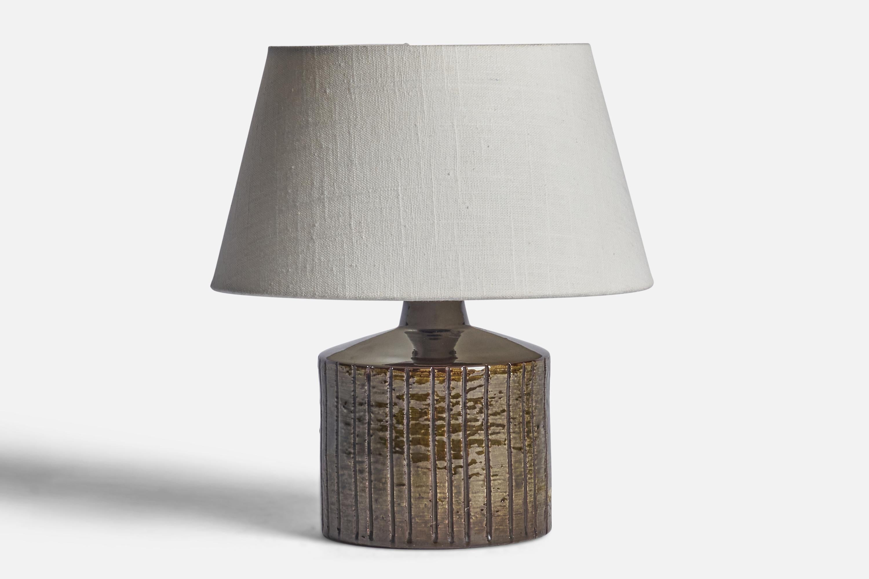 Tischlampe aus braun glasiertem Steingut, entworfen und hergestellt in Schweden, 1950er Jahre.

Abmessungen der Lampe (Zoll): 8,15