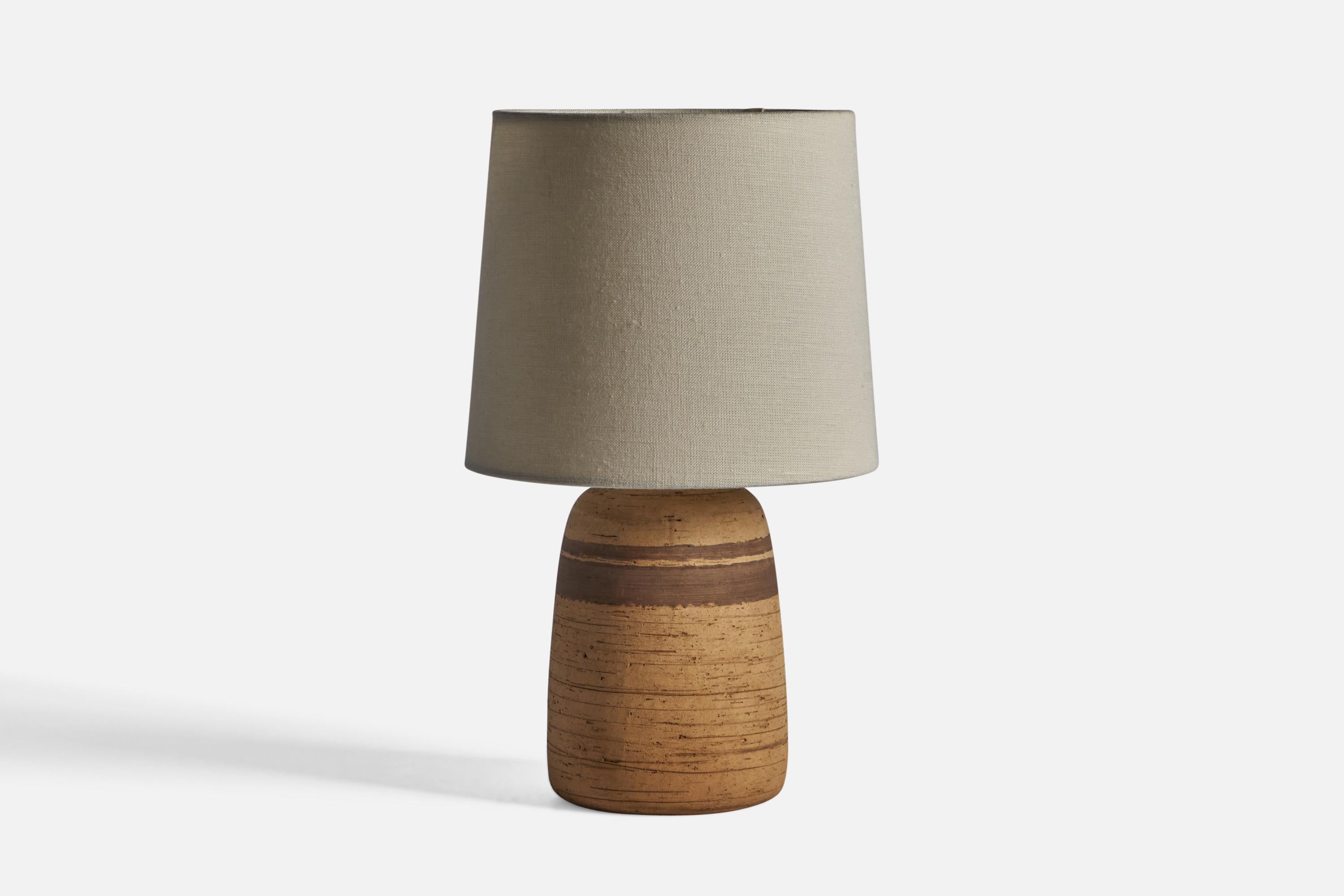 A brown and beige stoneware table lamp, designed and produced in Sweden c. 1960s.

Dimensions of Lamp (inches) : 13.5