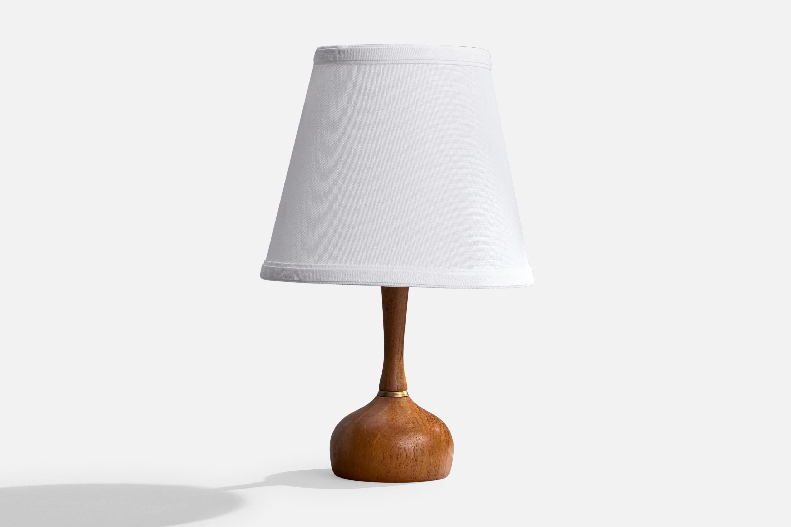 Lampe de table en teck et laiton, conçue et produite en Suède, années 1950. 

Dimensions de la lampe (pouces) : 8.5