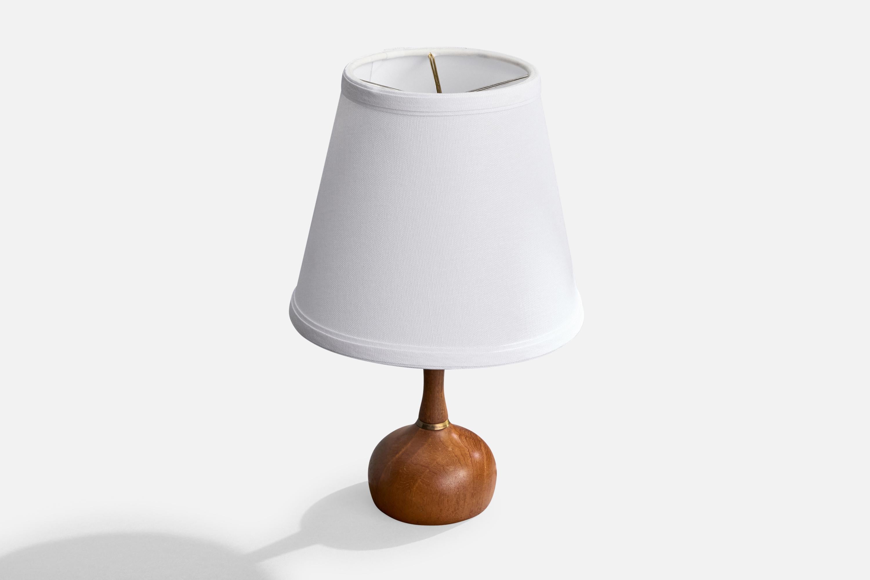 Mid-Century Modern Designer suédois, lampe de table, teck, laiton, Suède, années 1950 en vente