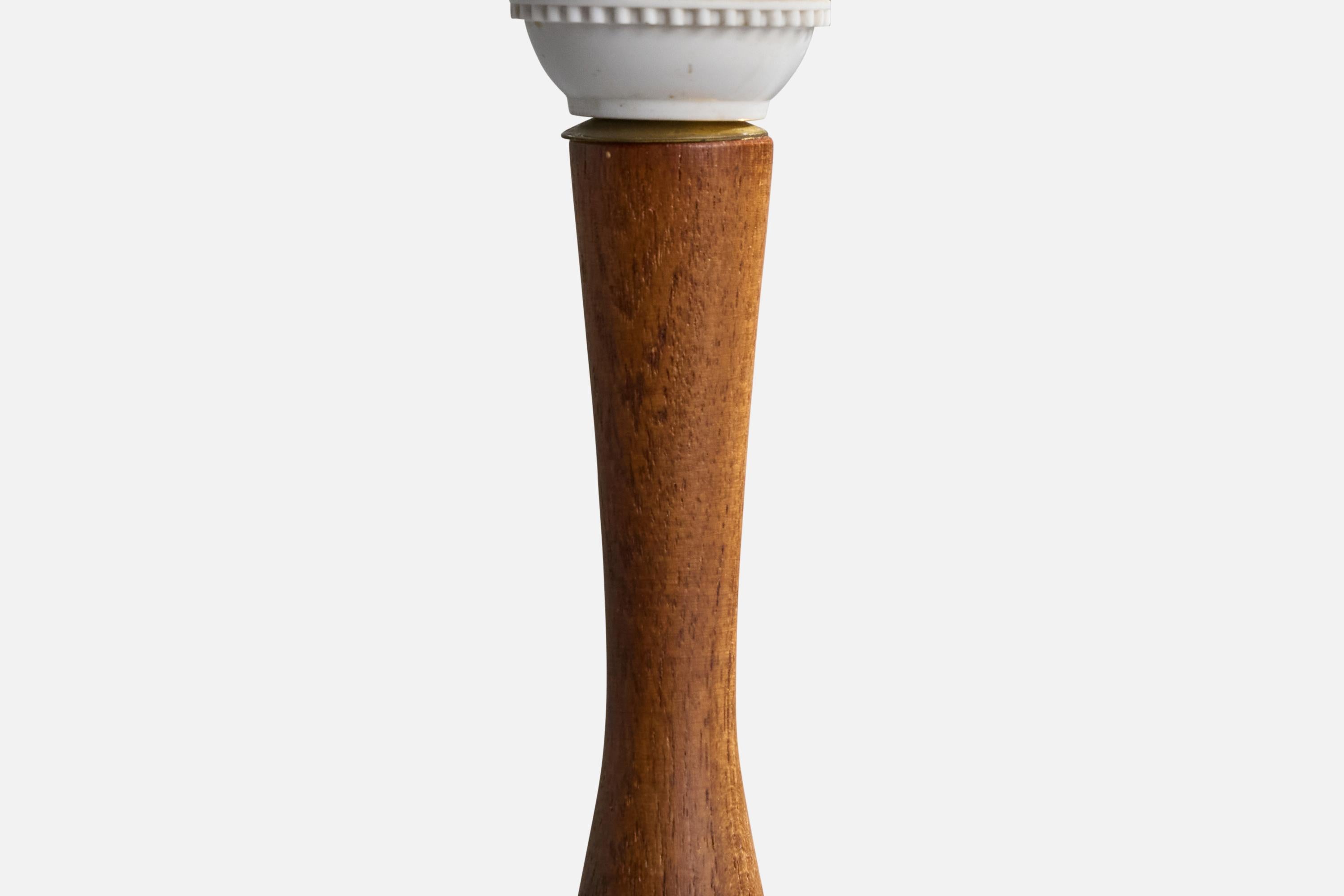 Designer suédois, lampe de table, teck, laiton, Suède, années 1950 Bon état - En vente à High Point, NC