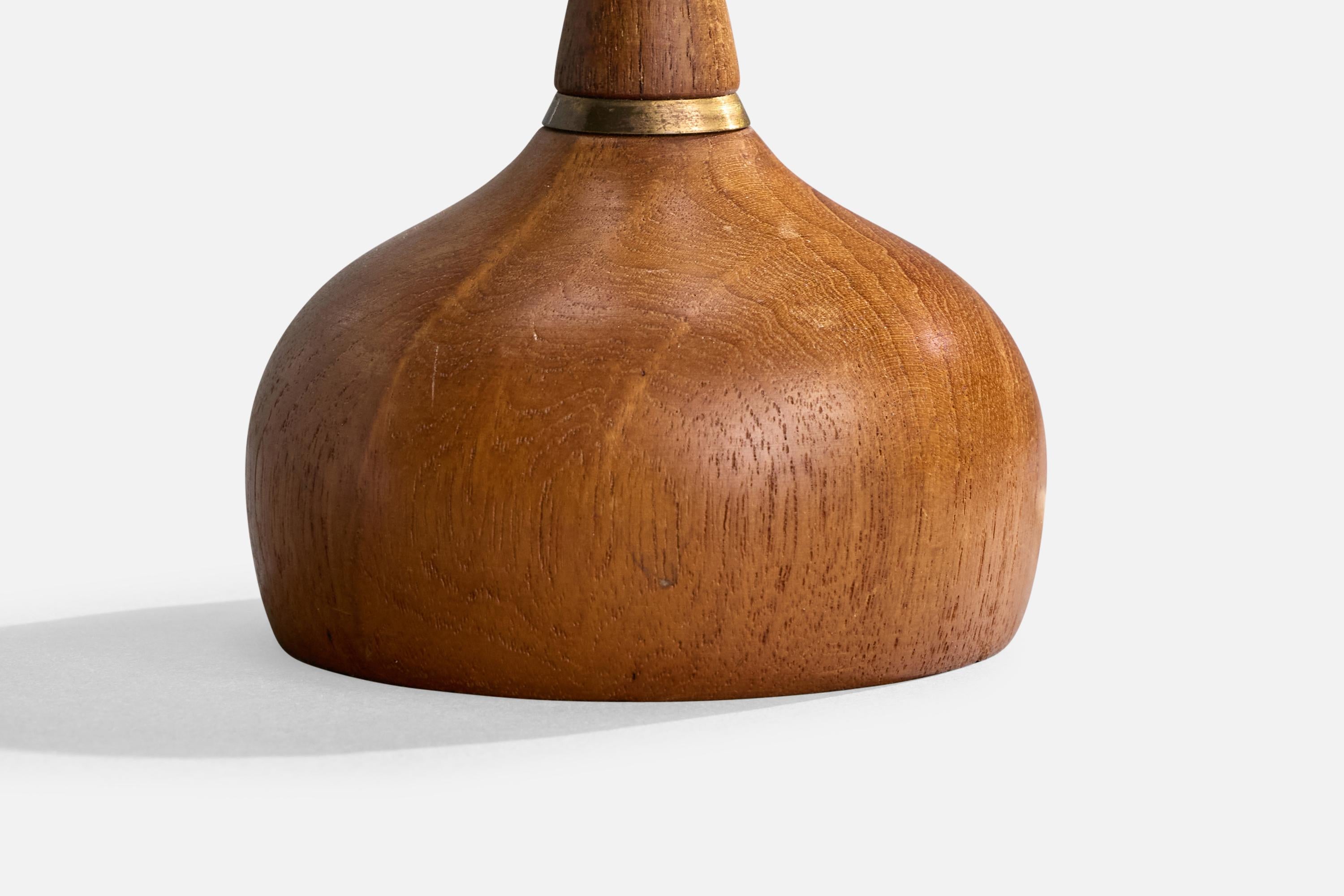 Milieu du XXe siècle Designer suédois, lampe de table, teck, laiton, Suède, années 1950 en vente