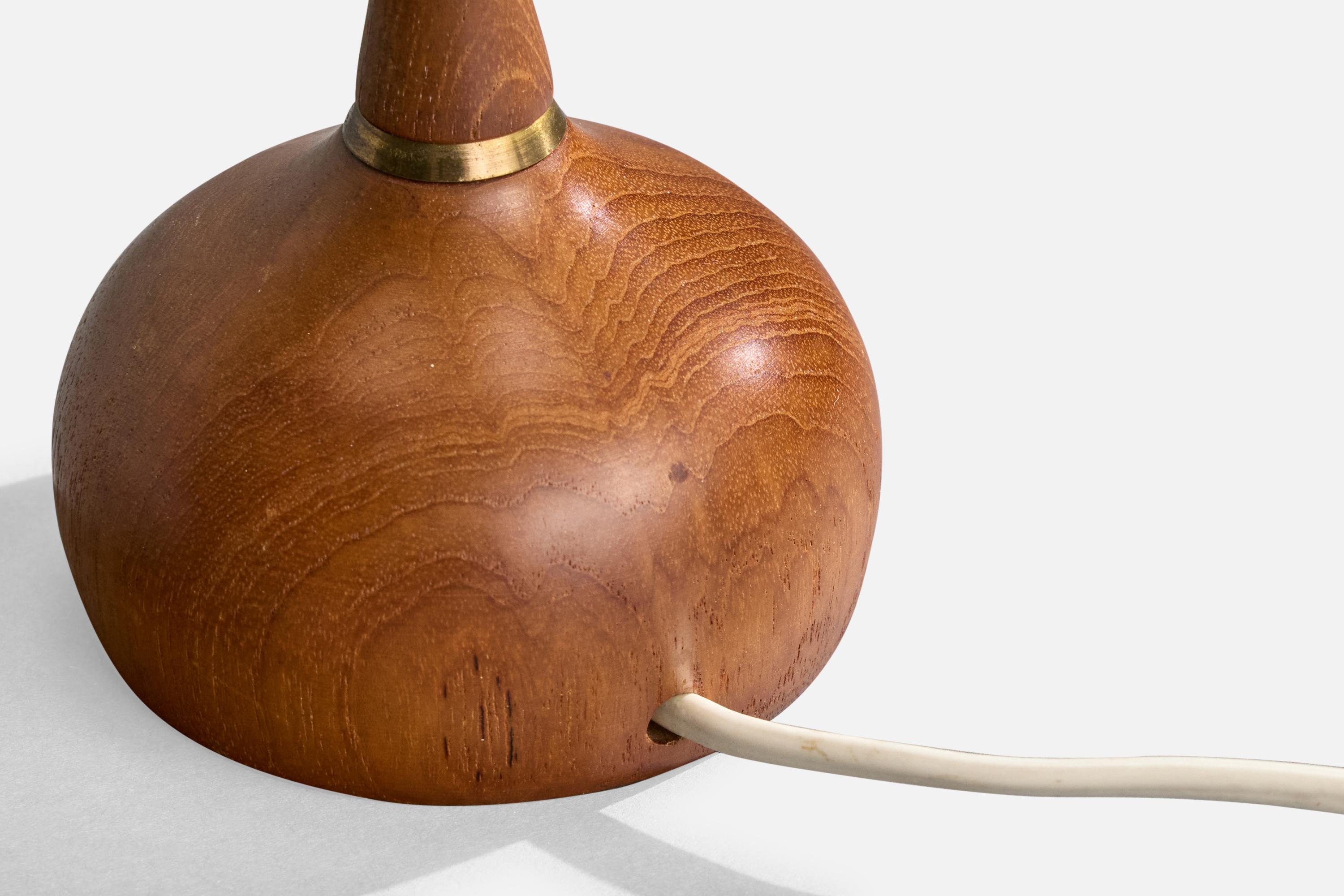 Laiton Designer suédois, lampe de table, teck, laiton, Suède, années 1950 en vente