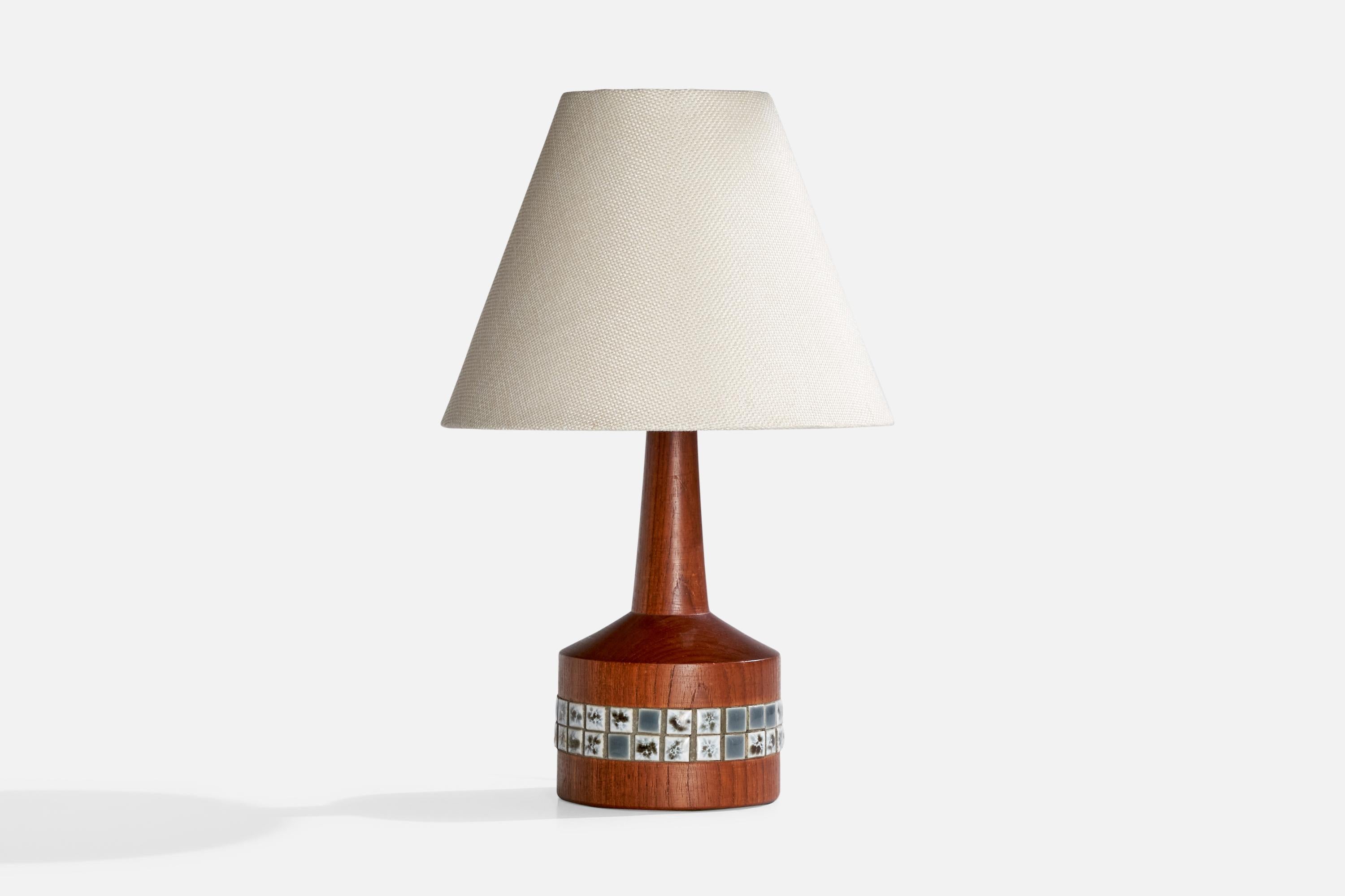 Lampe de table en teck et incrustation de céramique à glaçure grise, conçue et produite en Suède, c.C. 1950.

Dimensions de la lampe (pouces) : 9.25