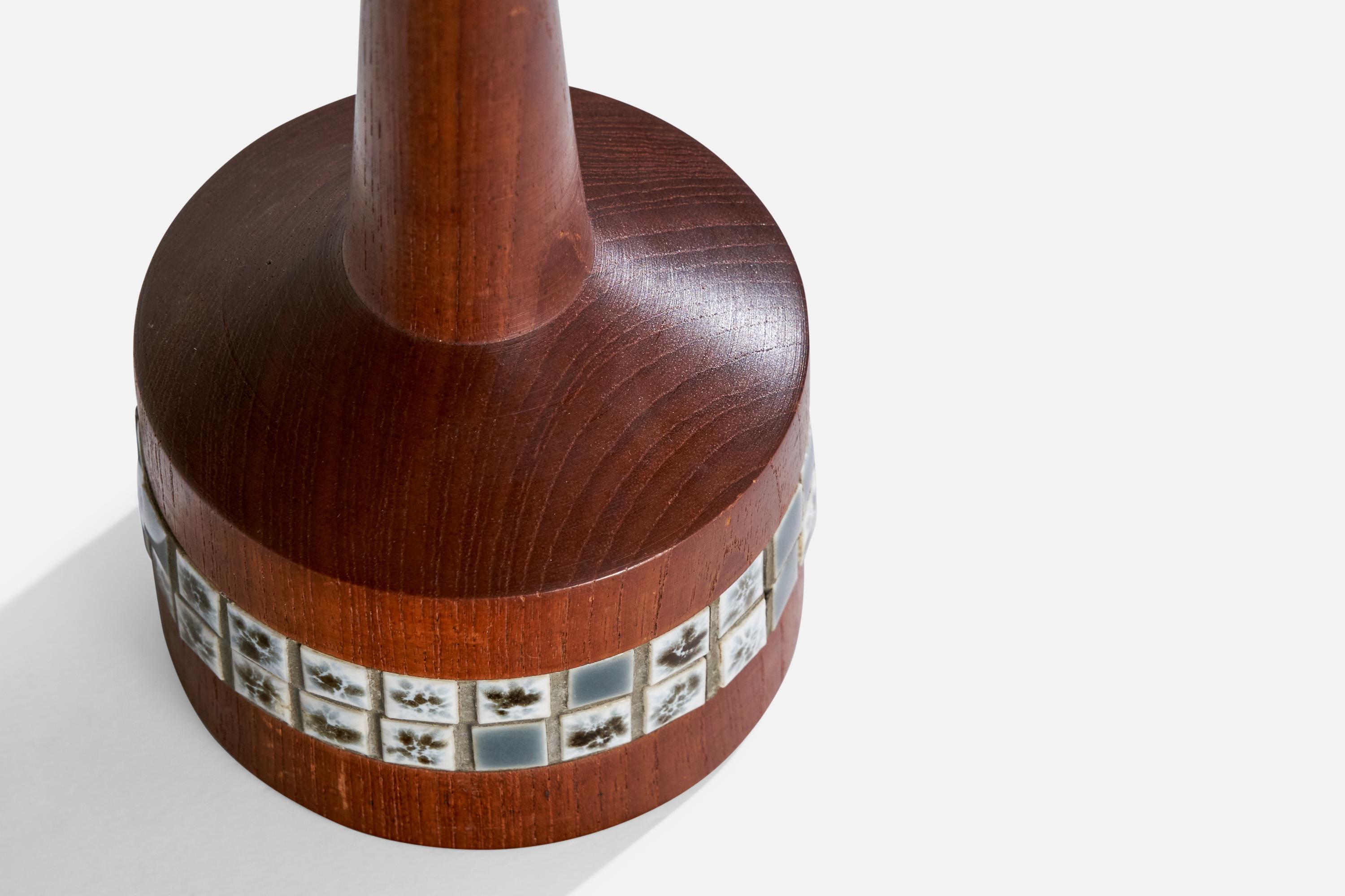 Suédois Designer suédois, lampe de table, teck, céramique, Suède, années 1950 en vente