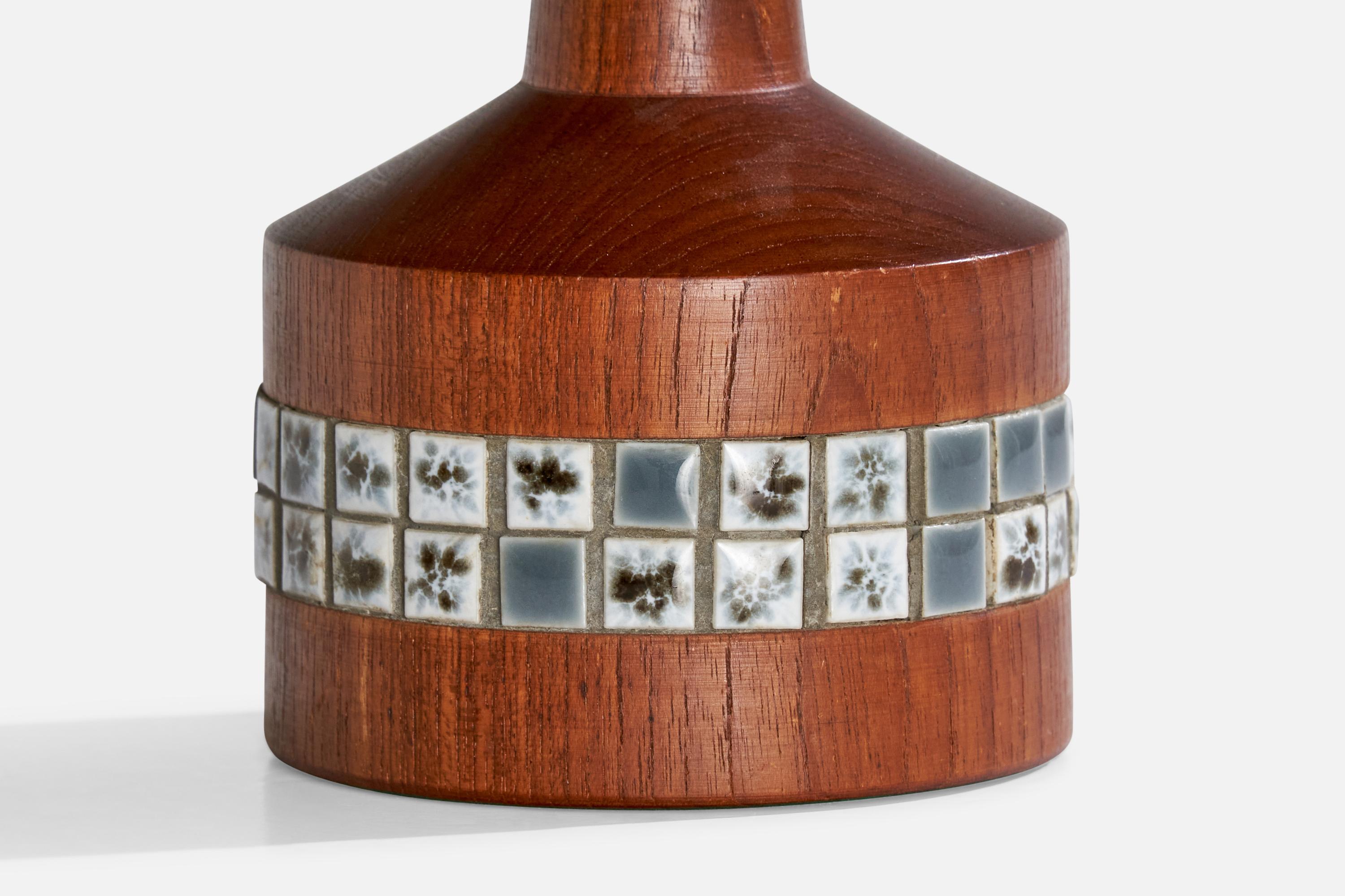 Milieu du XXe siècle Designer suédois, lampe de table, teck, céramique, Suède, années 1950 en vente