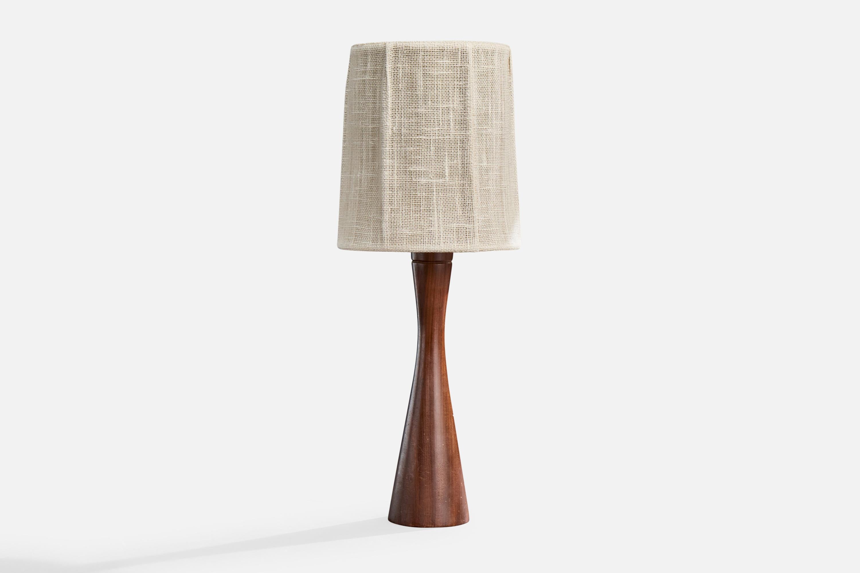 Lampe de table en teck et tissu blanc cassé, conçue et produite en Suède, C.C. 1950.

Dimensions de la lampe avec abat-jour (pouces) : 