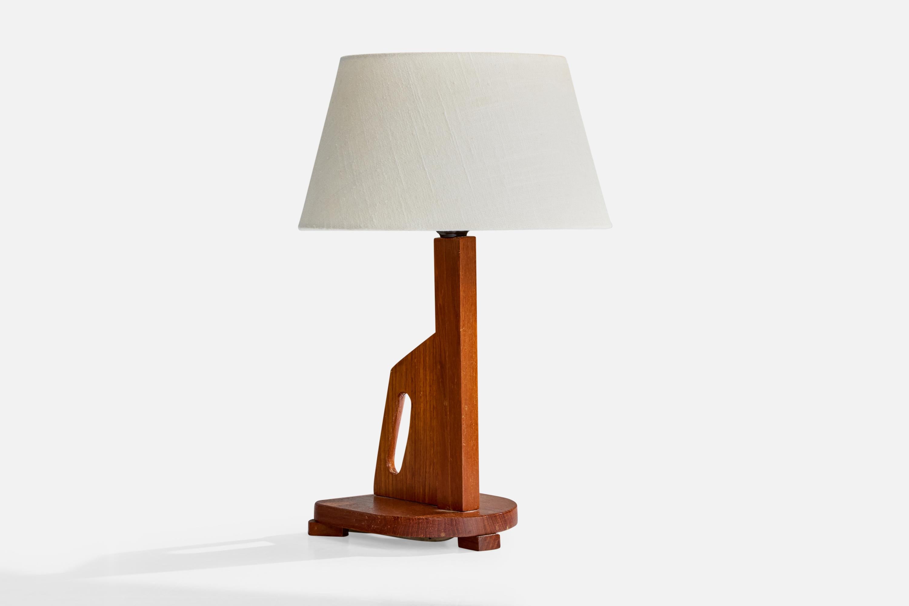 Lámpara de mesa de teca diseñada y fabricada en Suecia, c. 1950.

Dimensiones de la pantalla (pulgadas): 7 Diámetro superior x 10