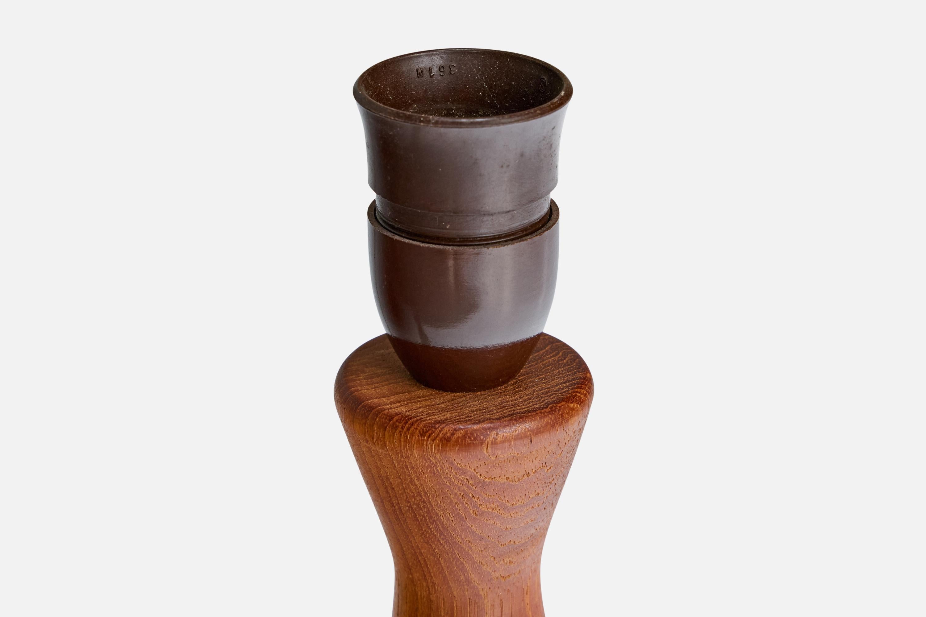 Diseñador sueco, Lámpara de mesa, Teca, Suecia, años 1950 en Bueno estado para la venta en High Point, NC