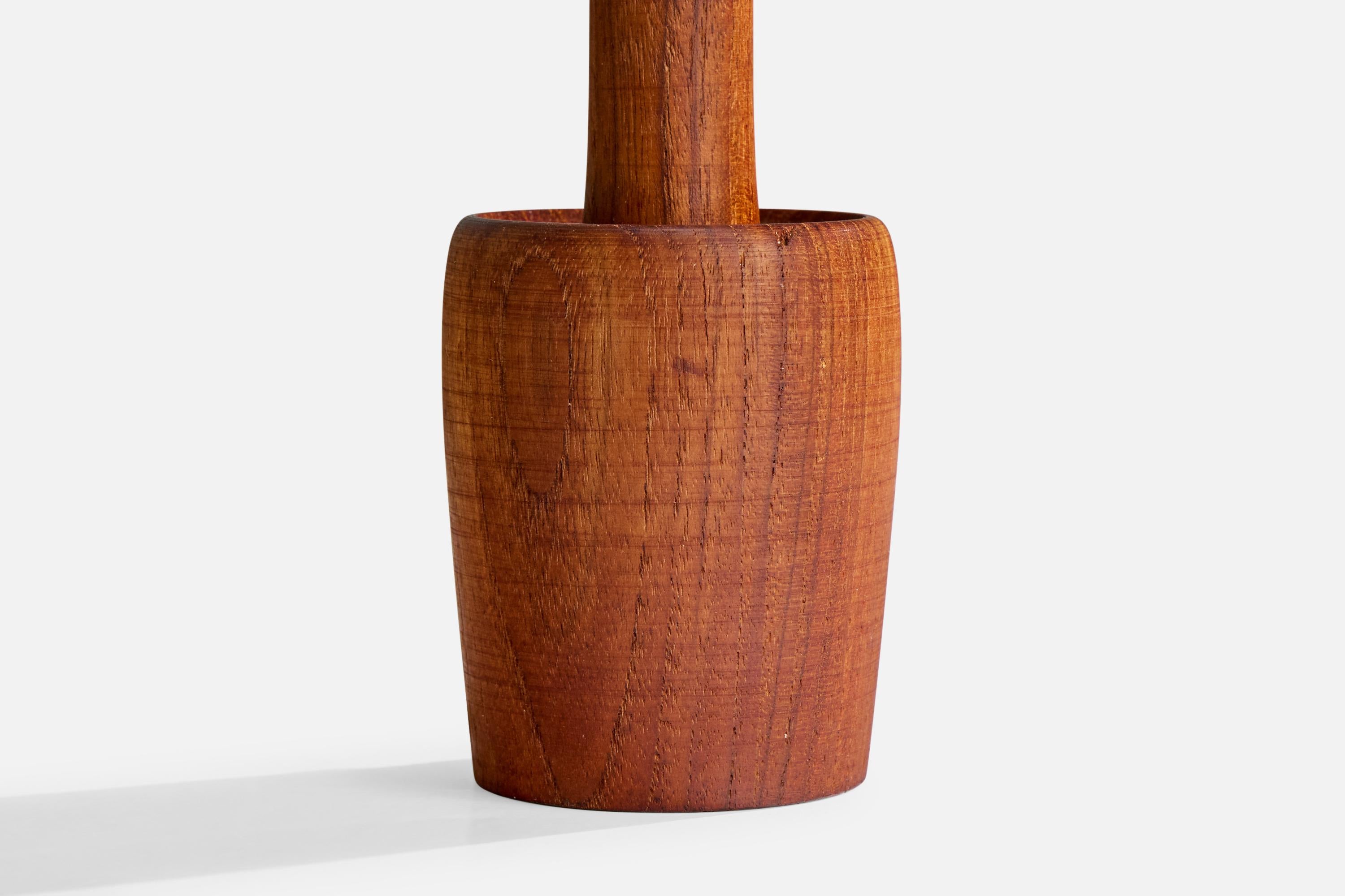 Diseñador sueco, Lámpara de mesa, Teca, Suecia, años 1950 mediados del siglo XX en venta