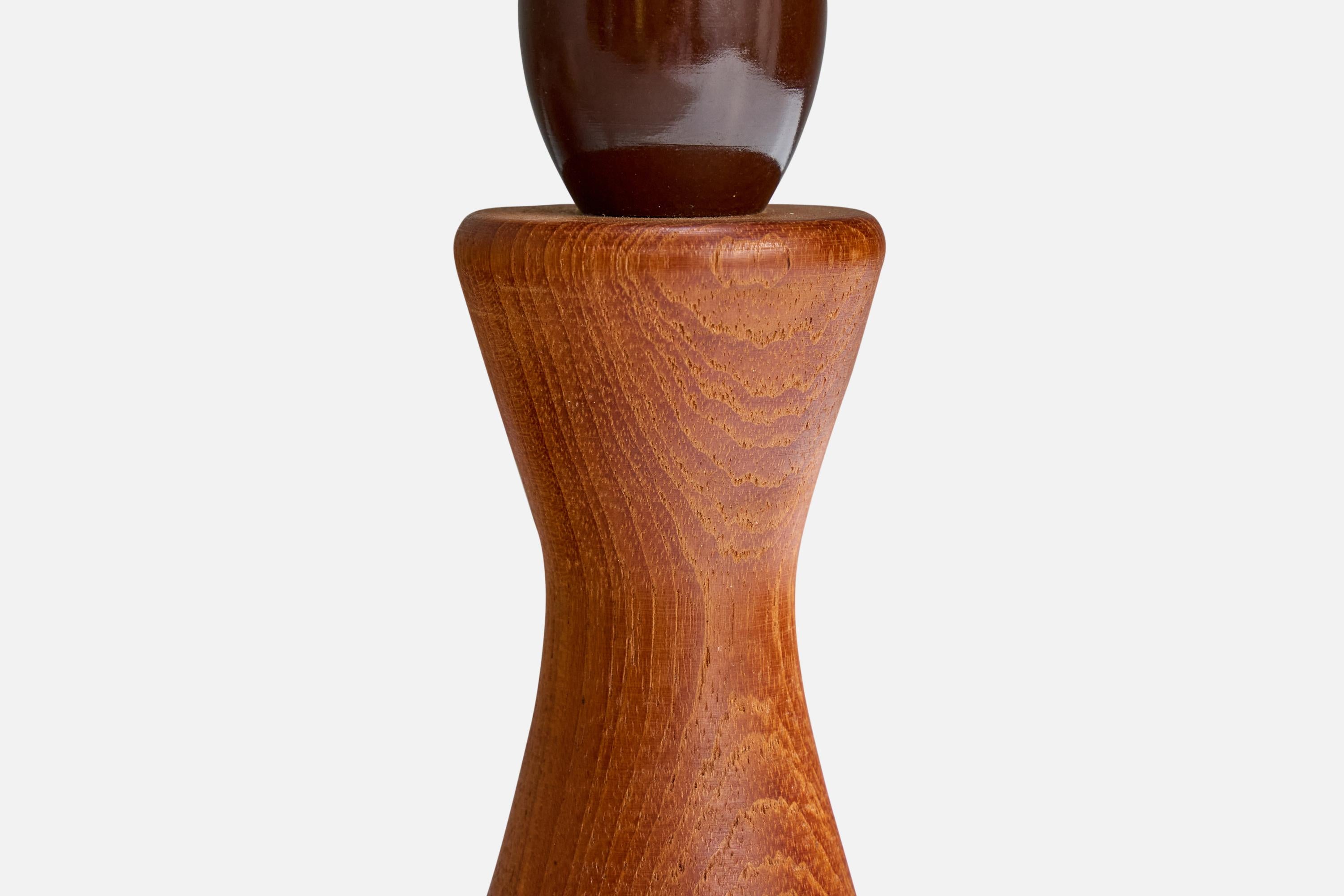 Diseñador sueco, Lámpara de mesa, Teca, Suecia, años 1950 mediados del siglo XX en venta