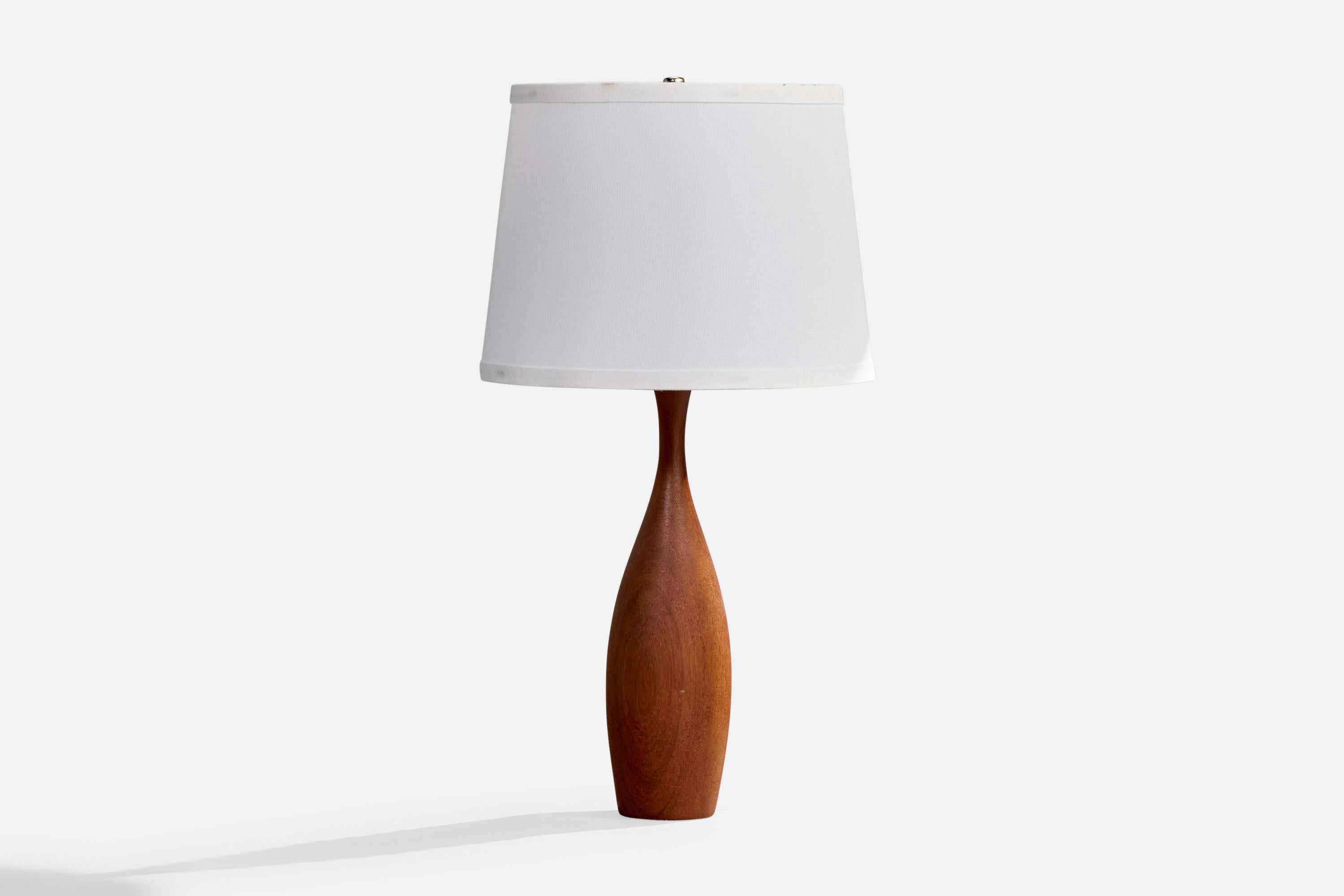 Tischlampe aus Teakholz, entworfen und hergestellt in Schweden, ca. 1960er Jahre.

Abmessungen der Lampe (Zoll): 17,5