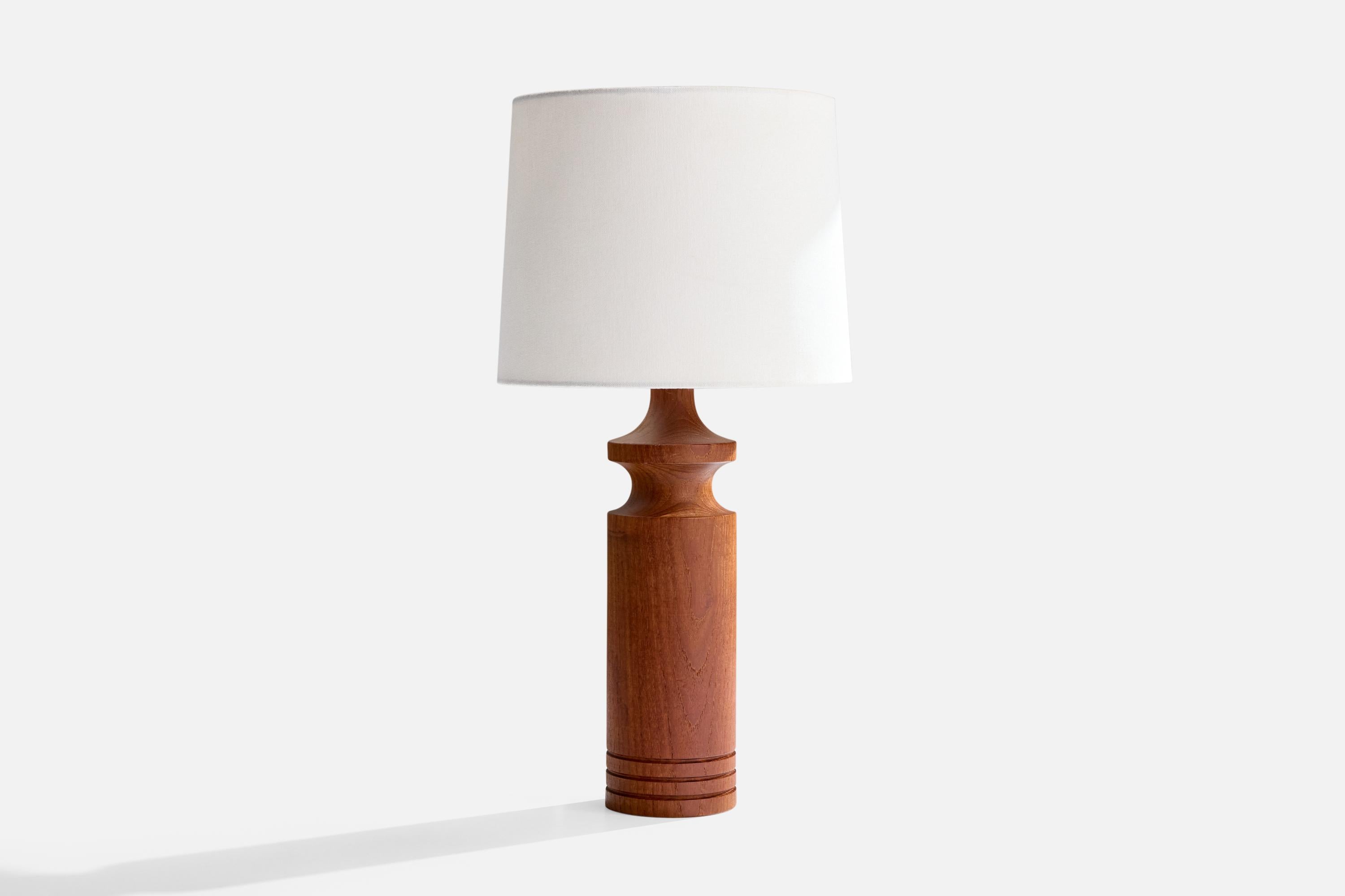 Lampe de table en teck conçue et produite en Suède, c. années 1960.

Dimensions de la lampe (pouces) : 15.0 