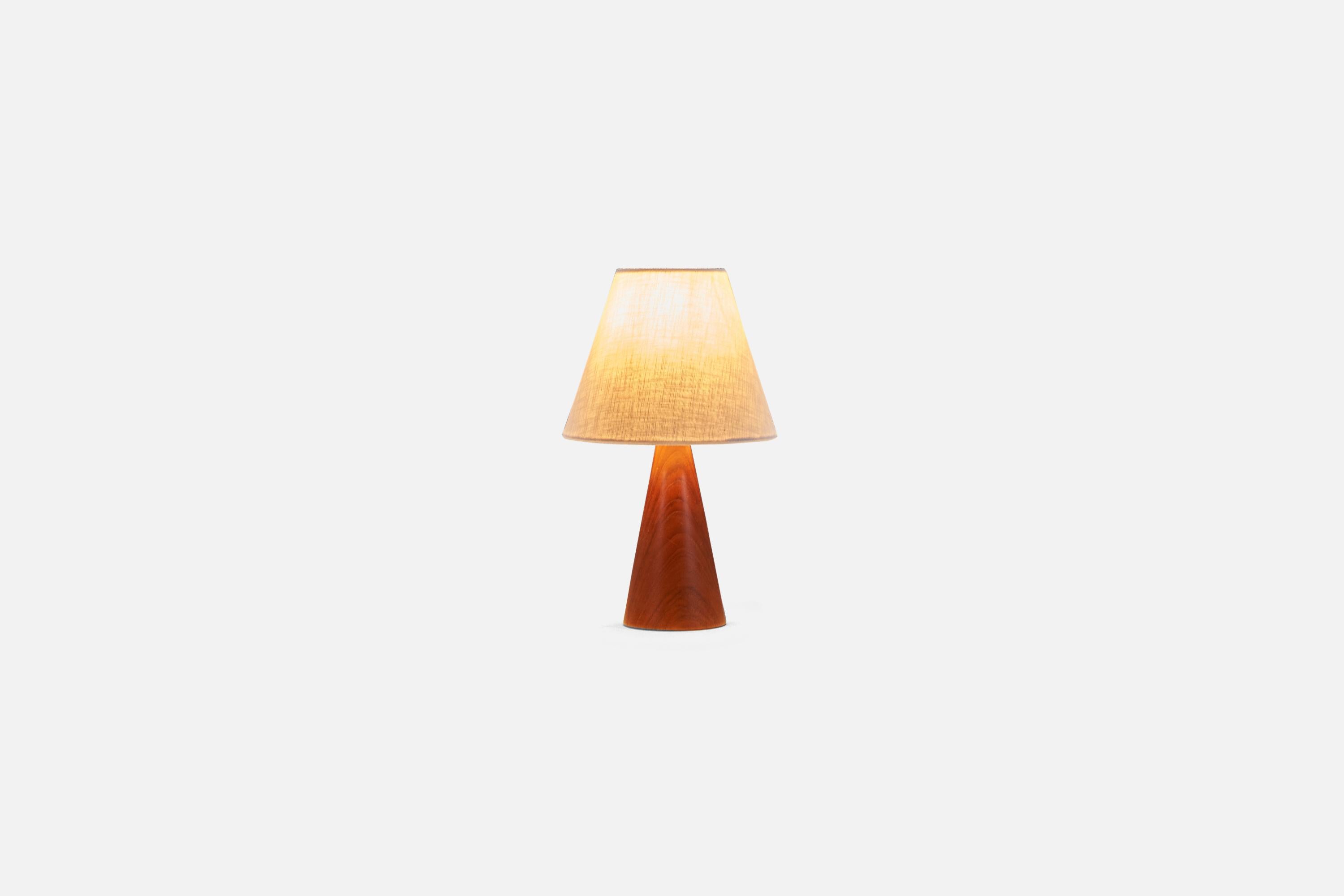 Swedish Designer, Table Lamp, Teak, Sweden, 1960s In Good Condition For Sale In High Point, NC