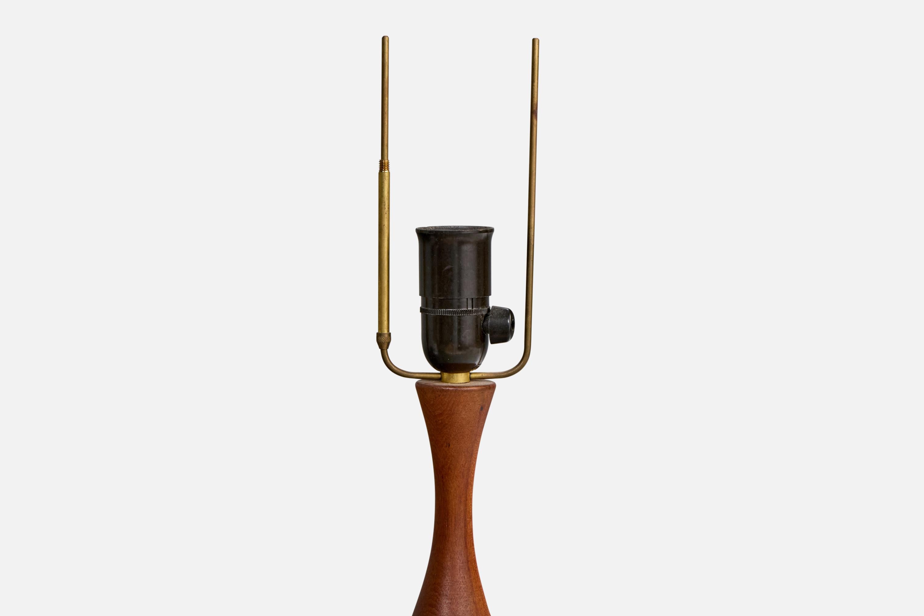 Schwedische Designerin, Tischlampe, Teakholz, Schweden, 1960er Jahre im Zustand „Gut“ im Angebot in High Point, NC