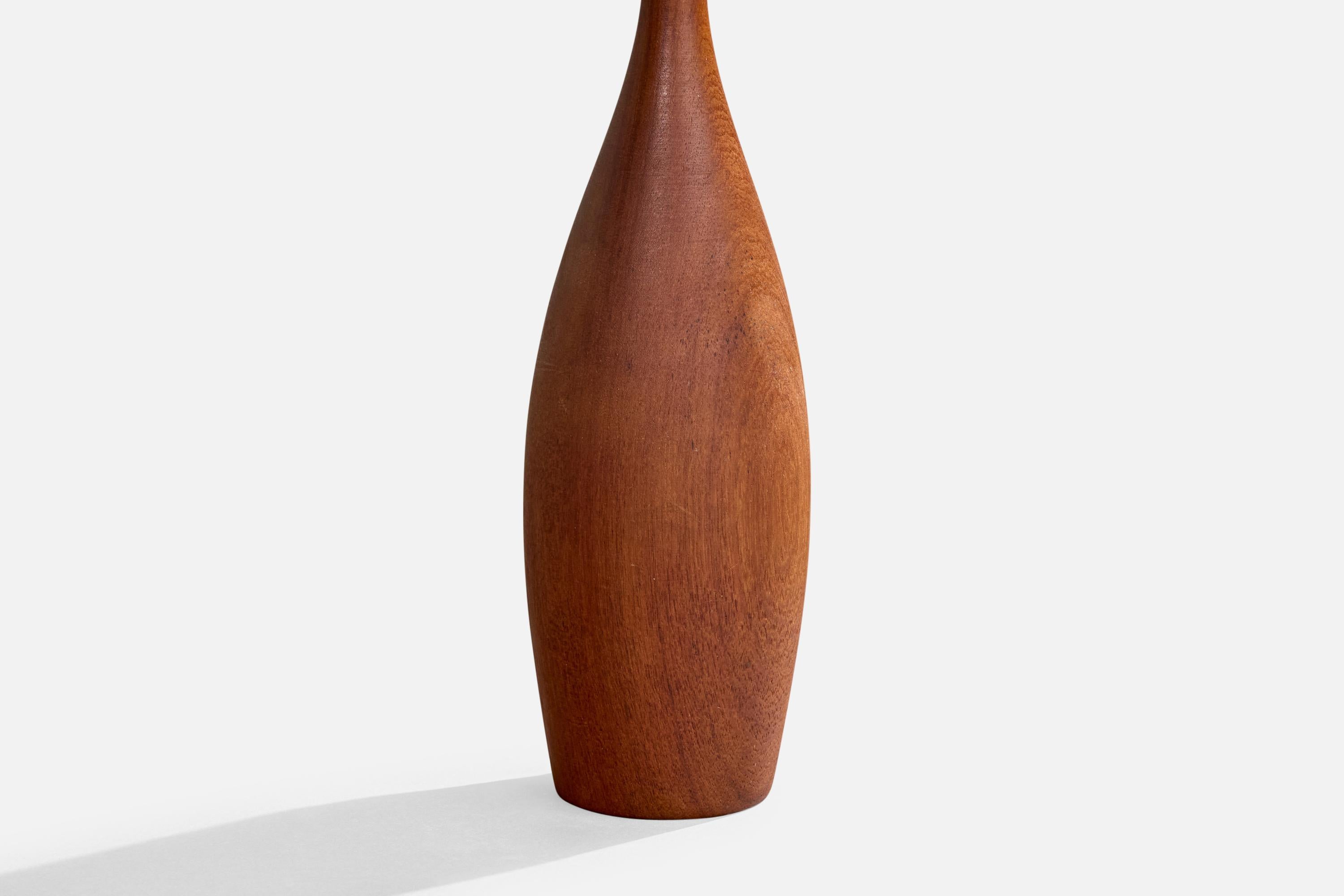 Schwedische Designerin, Tischlampe, Teakholz, Schweden, 1960er Jahre im Angebot 1