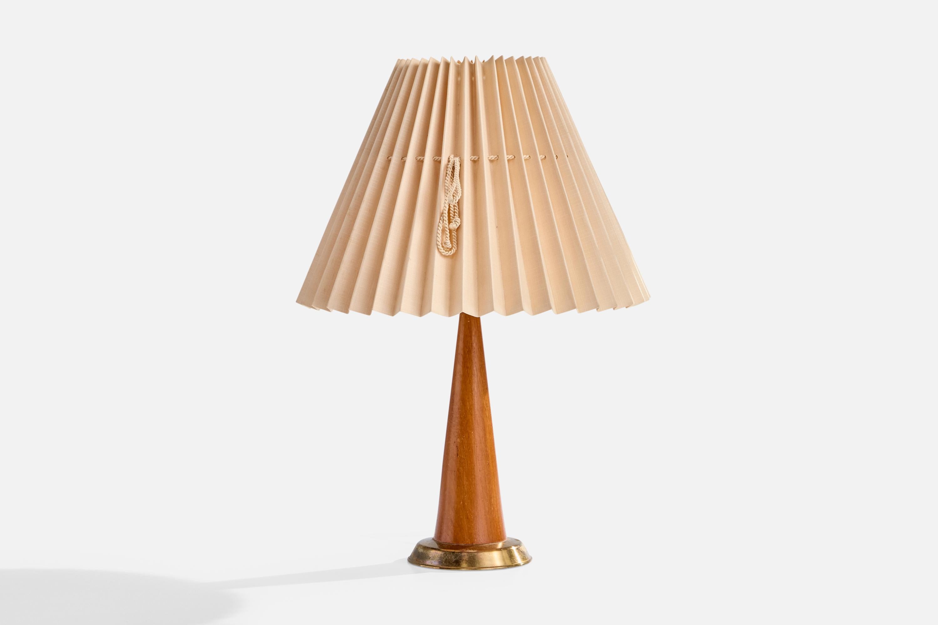 Tischlampe aus Holz, Messing und Stoff, entworfen und hergestellt in Schweden, ca. 1950er Jahre.

Oxidation auf Messing vorhanden

Abnutzung entsprechend dem Alter und dem Gebrauch

Gesamtabmessungen (Zoll): 19