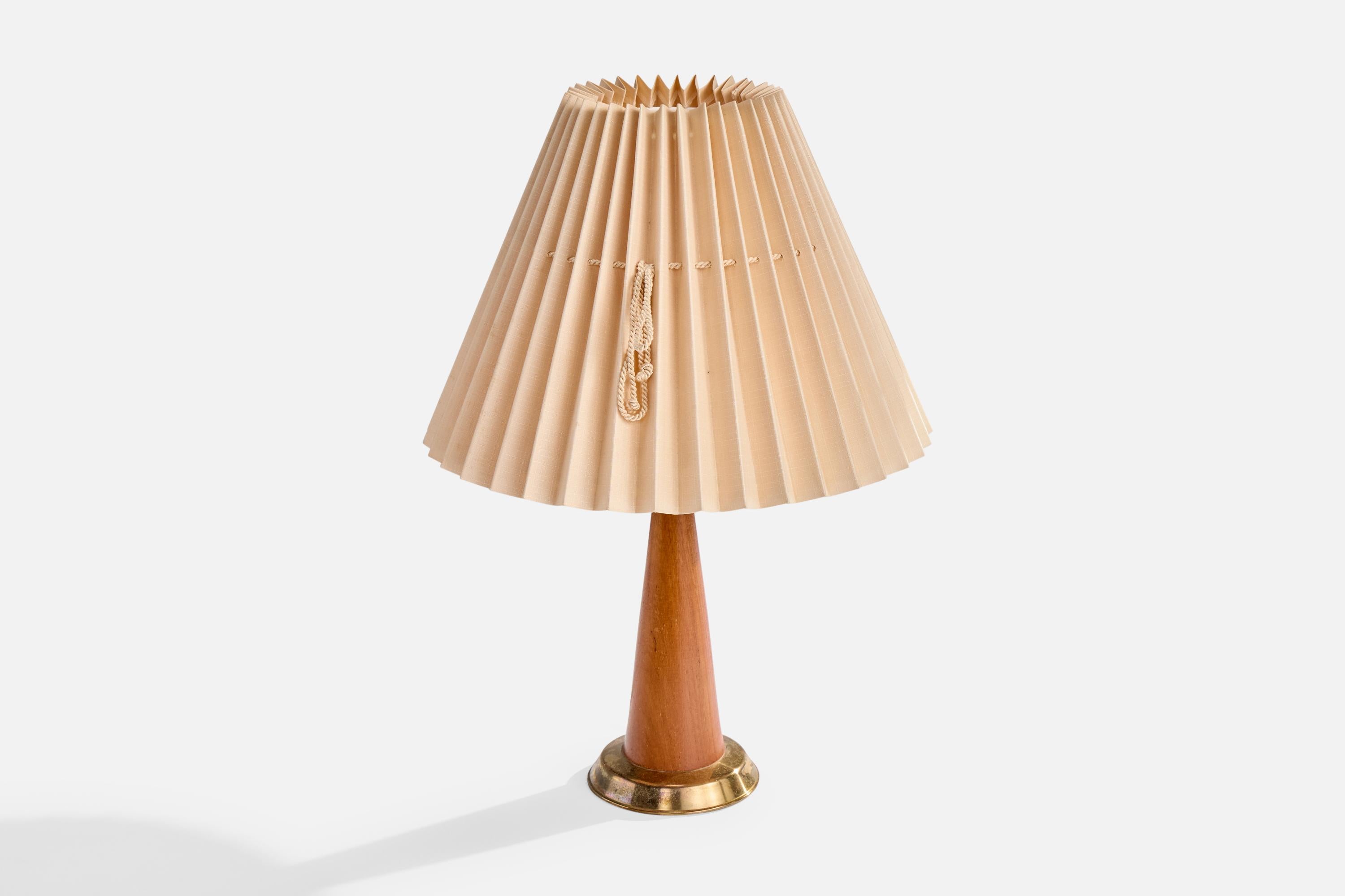 Schwedischer Designer, Tischlampe, Holz, Messing, Stoff, Schweden, 1950er Jahre (Moderne der Mitte des Jahrhunderts) im Angebot