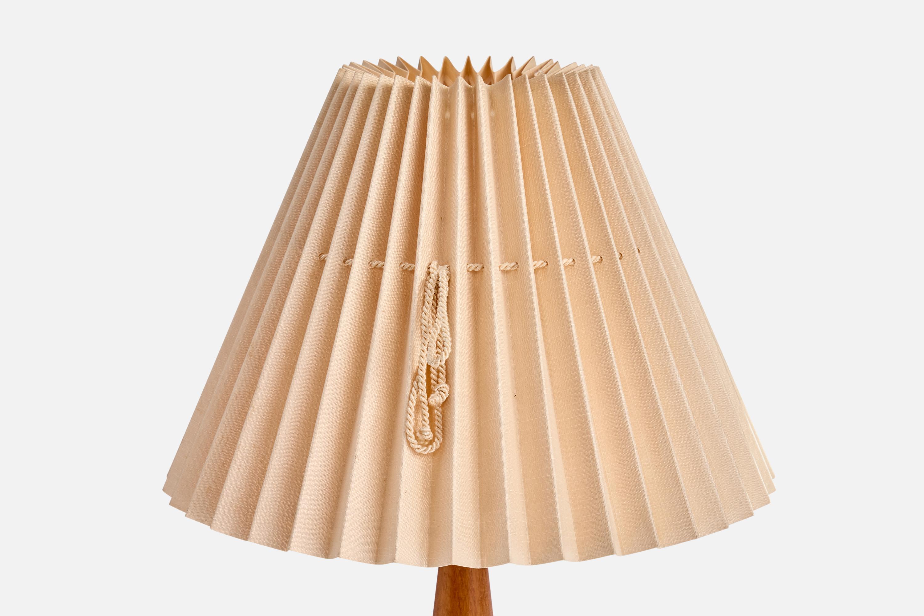 Schwedischer Designer, Tischlampe, Holz, Messing, Stoff, Schweden, 1950er Jahre im Zustand „Gut“ im Angebot in High Point, NC