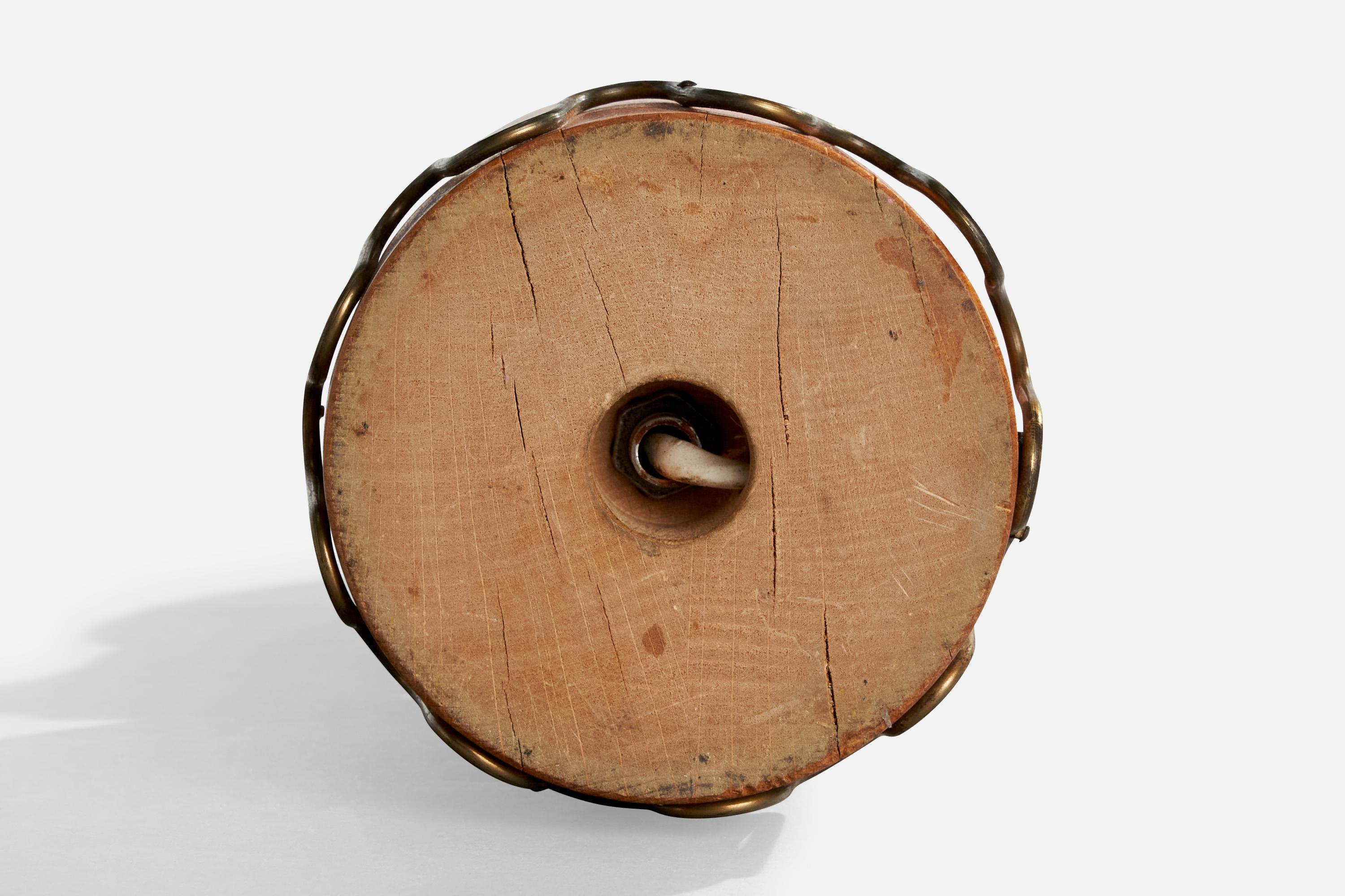 Designer suédois, lampe de bureau, bois, laiton, Suède, années 1940 en vente 3