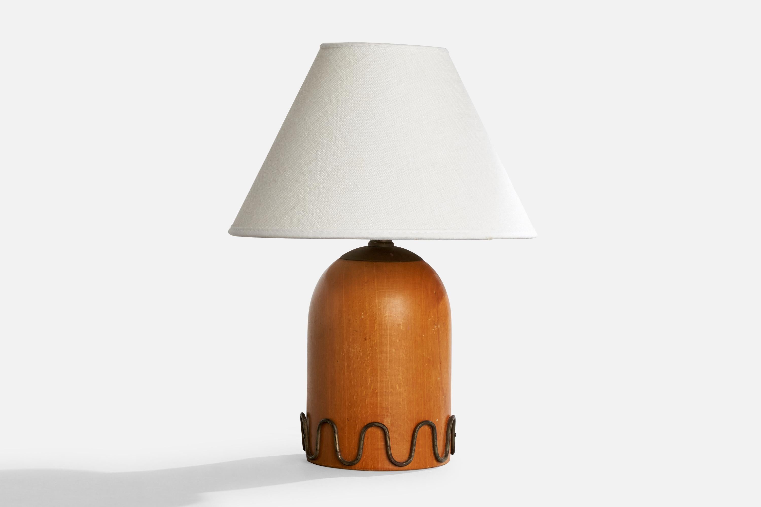 Lampe de table en laiton et en bois, conçue et produite en Suède, C.C. 1940.

Dimensions de la lampe (pouces) : 8.1