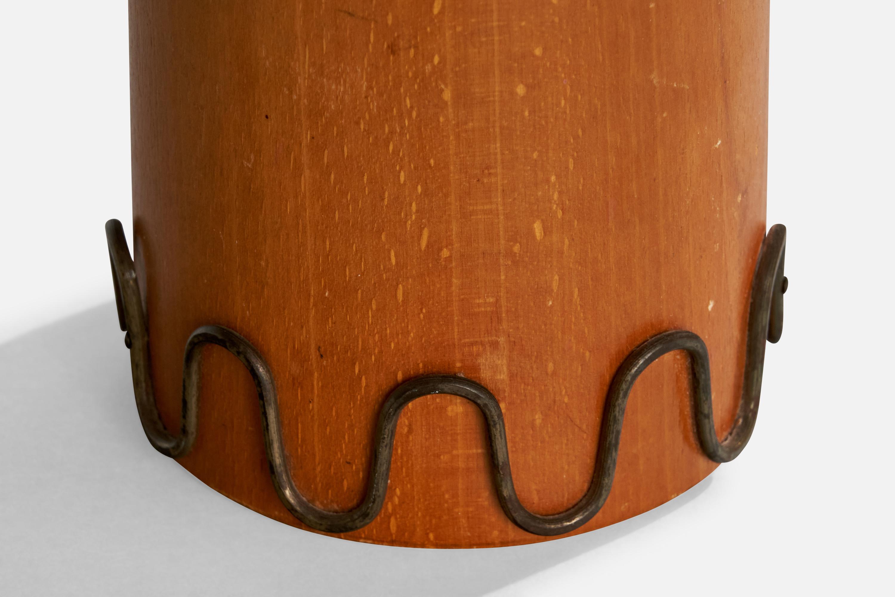 Bois Designer suédois, lampe de bureau, bois, laiton, Suède, années 1940 en vente