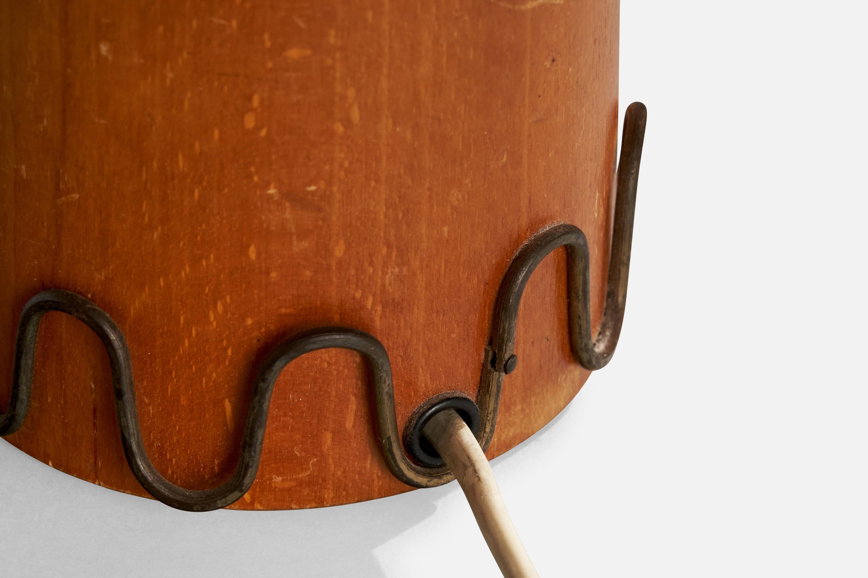 Designer suédois, lampe de bureau, bois, laiton, Suède, années 1940 en vente 1