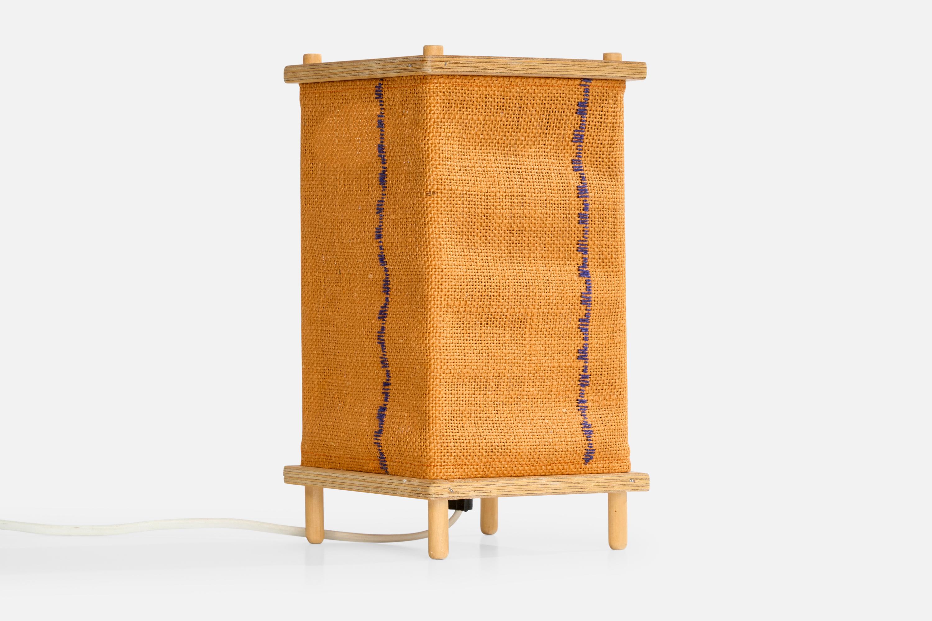 Lampe de table en bois et tissu orange conçue et produite en Suède, c.C. années 1970.

Dimensions de la lampe avec abat-jour (pouces) : 9.75