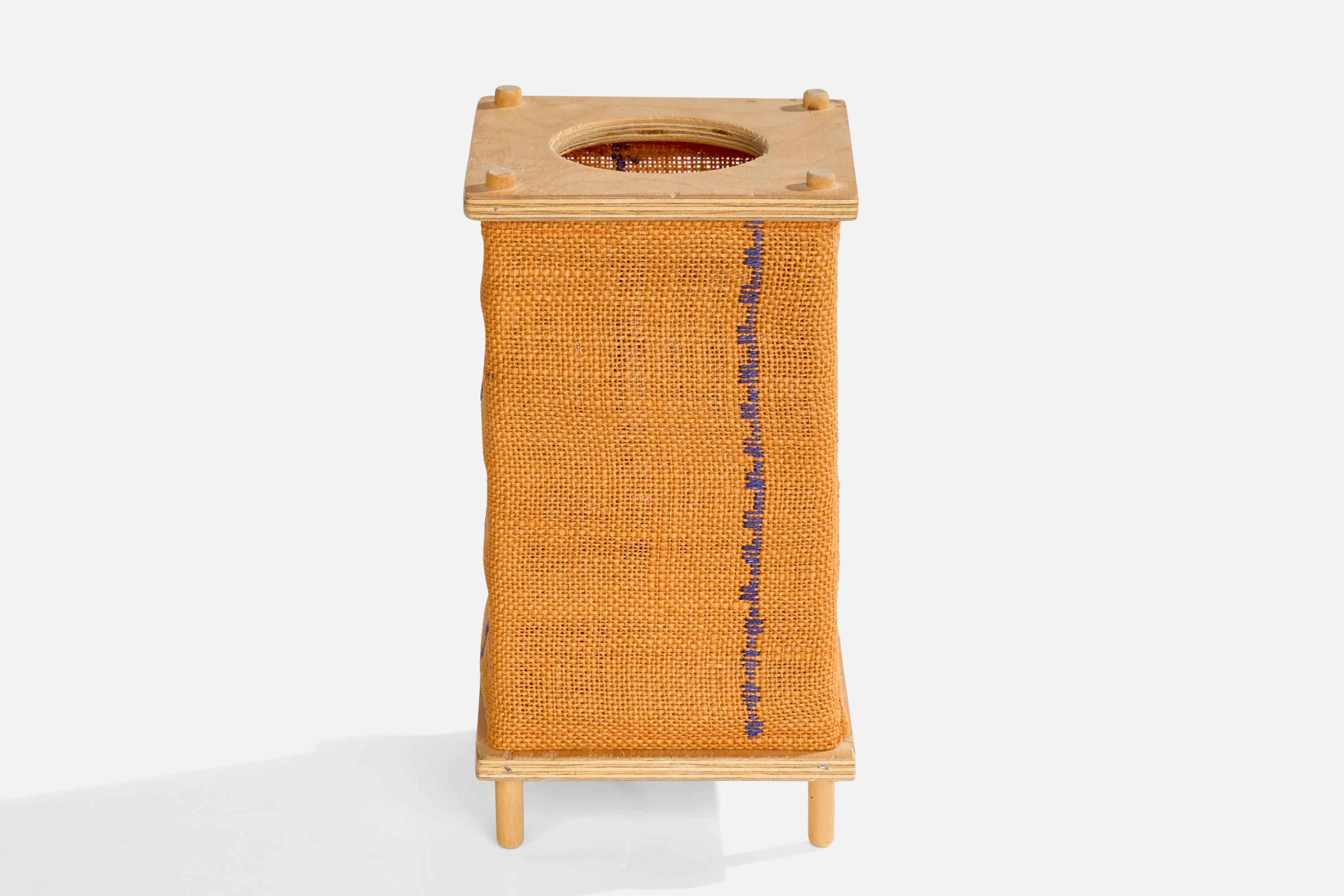 Suédois Designer suédois, lampe de bureau, bois, tissu, Suède, 1970 en vente