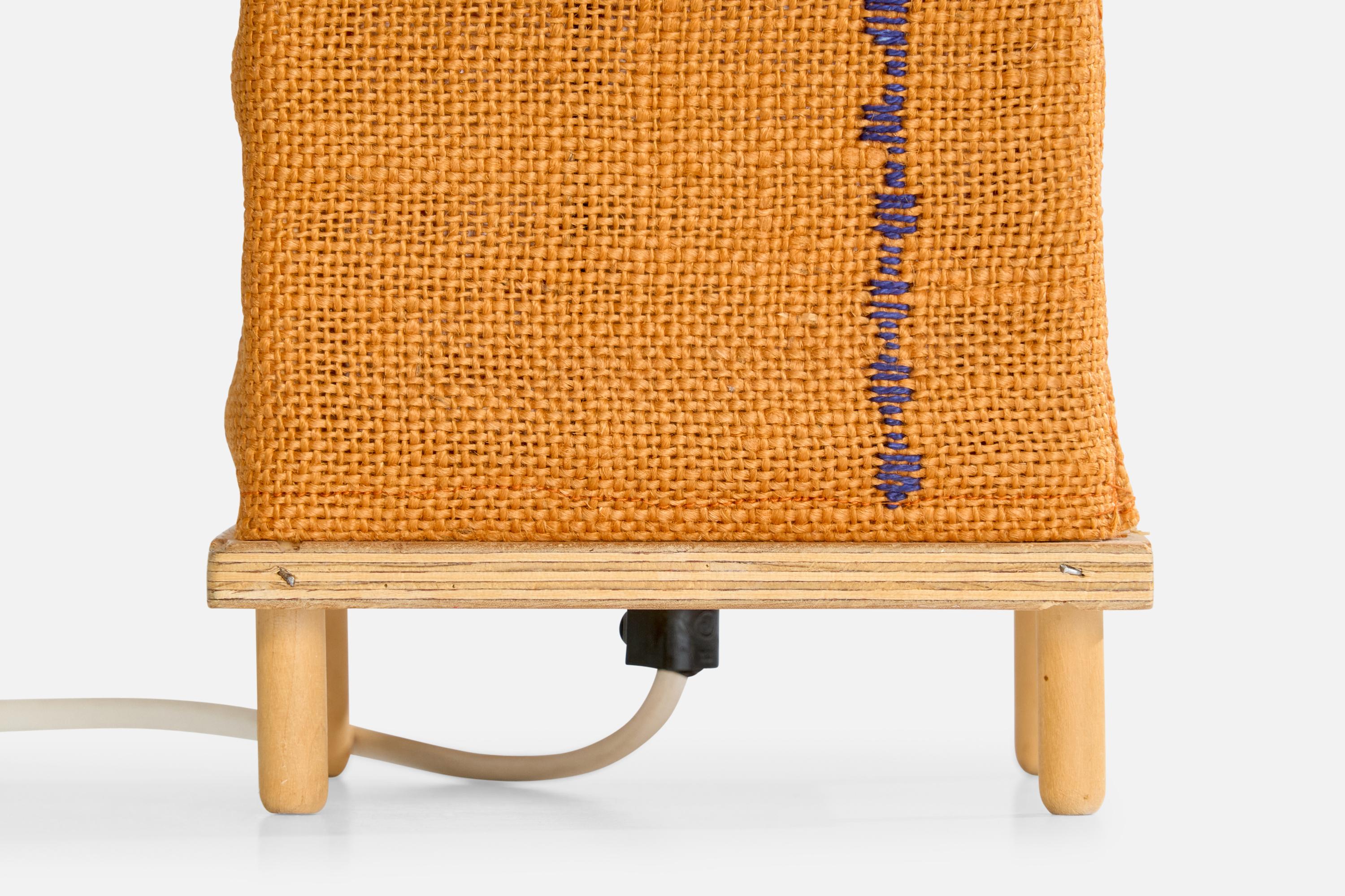 Tissu Designer suédois, lampe de bureau, bois, tissu, Suède, 1970 en vente
