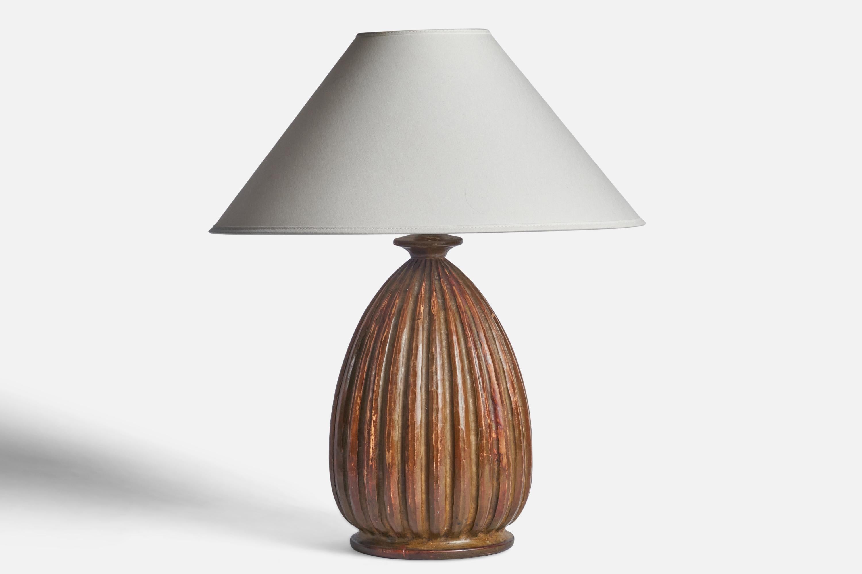 Importante lampe de table en bois cannelé conçue et produite en Suède, vers les années 1940.

Dimensions de la lampe (pouces) : 14.15