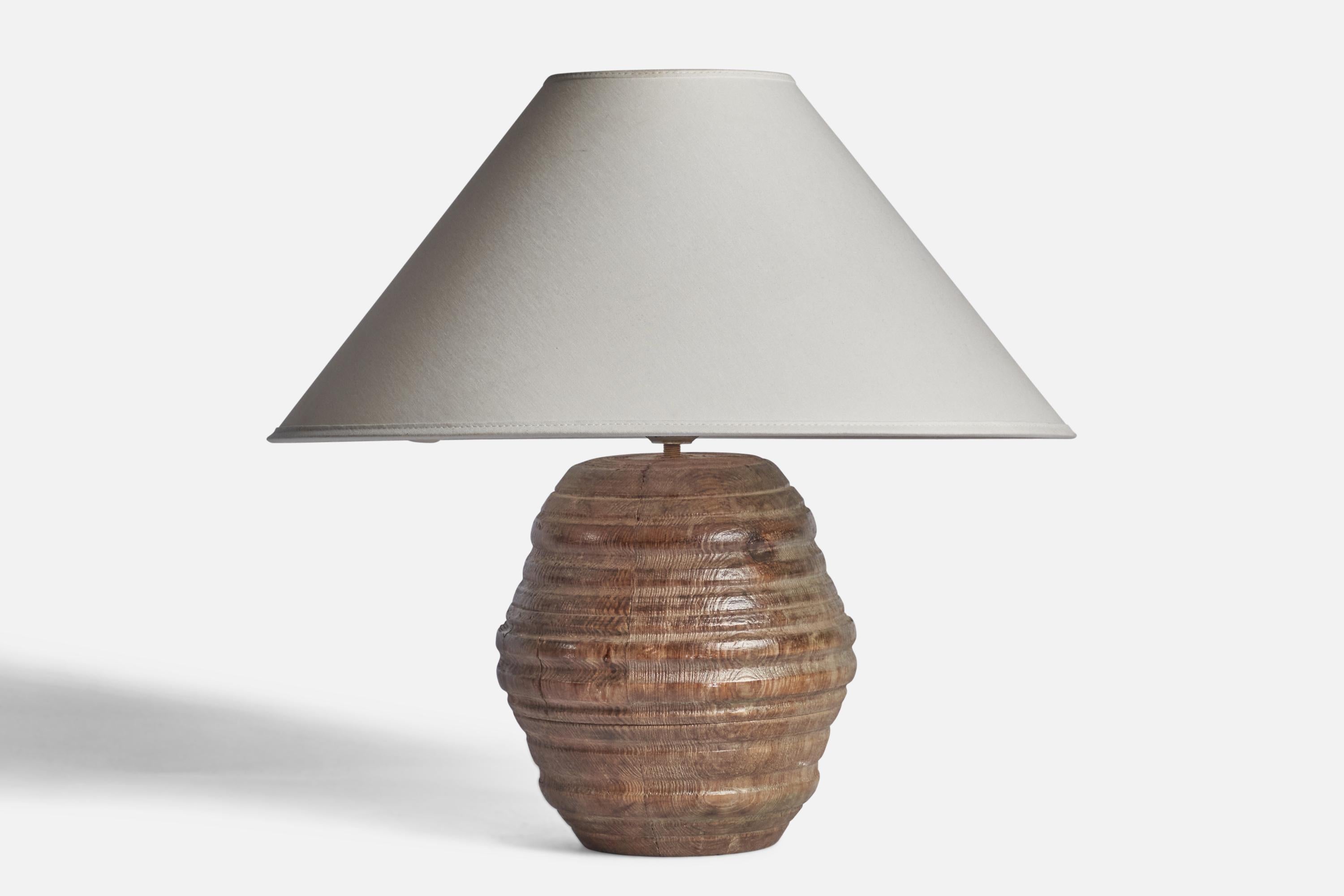 Lampe en bois massif conçue et produite en Suède, c. 1950.

Dimensions de la lampe (pouces) : 10