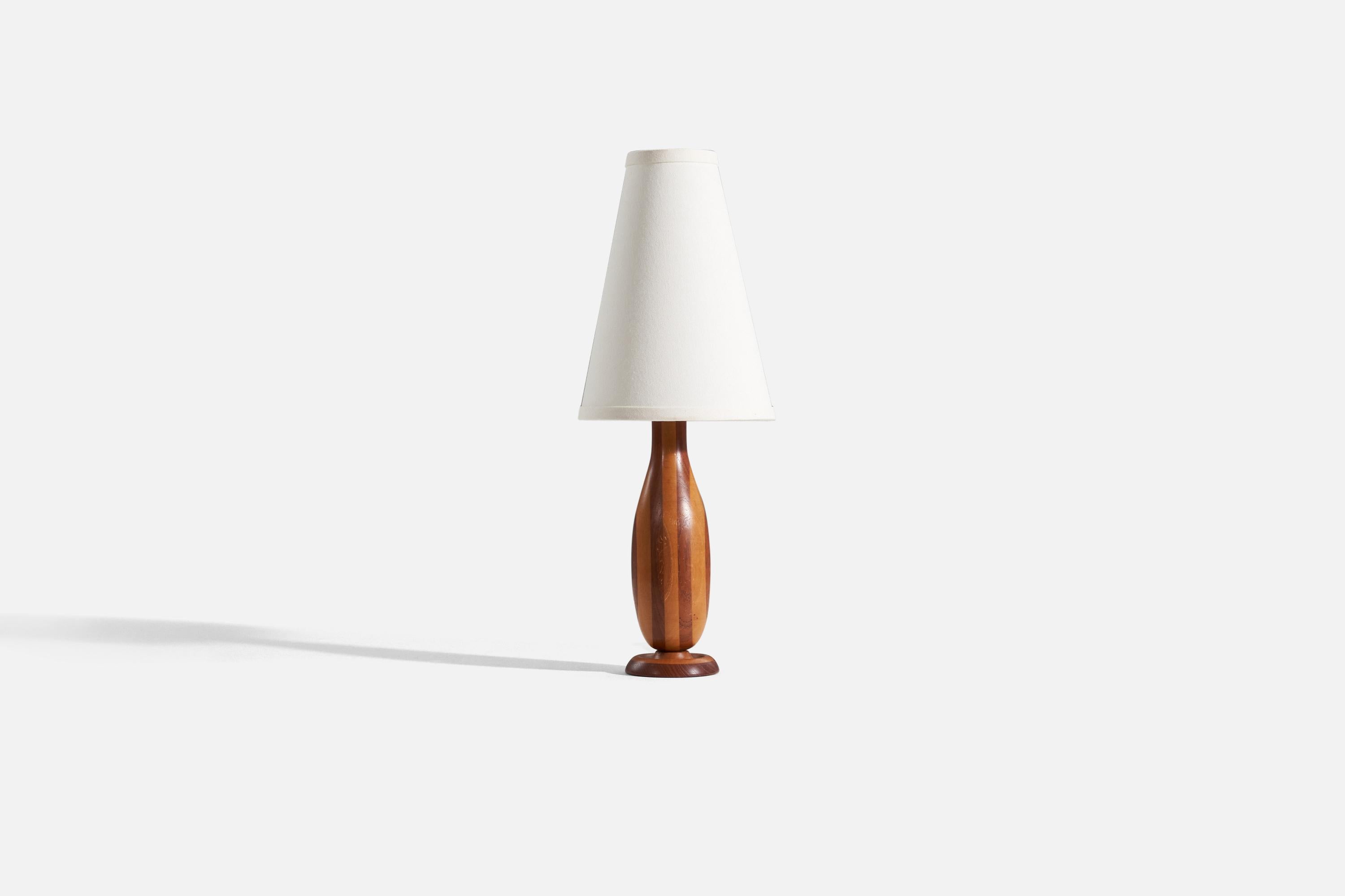 Eine Tischlampe aus Holz, entworfen und hergestellt von einem schwedischen Designer, Schweden, 1960er Jahre.

Verkauft ohne Lampenschirm. 
Abmessungen der Lampe (Zoll) : 13.5 x 3,5 x 3,5 (H x B x T).
Abmessungen des Schattens (Zoll) : 3.25 x