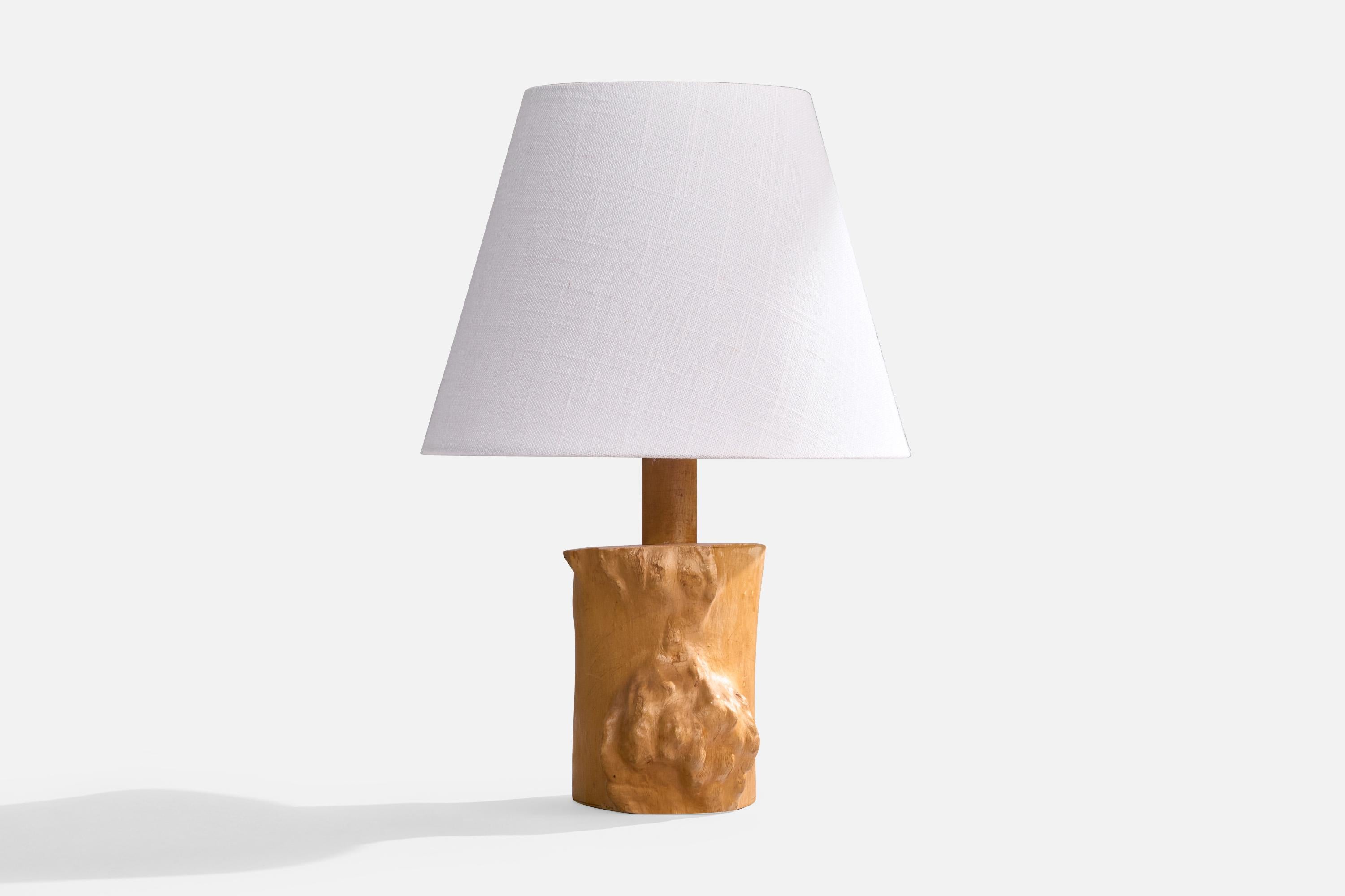 Lampe de table en bois conçue et produite en Suède, paraphée et datée de 1963. 

Dimensions de la lampe (pouces) : 9.5