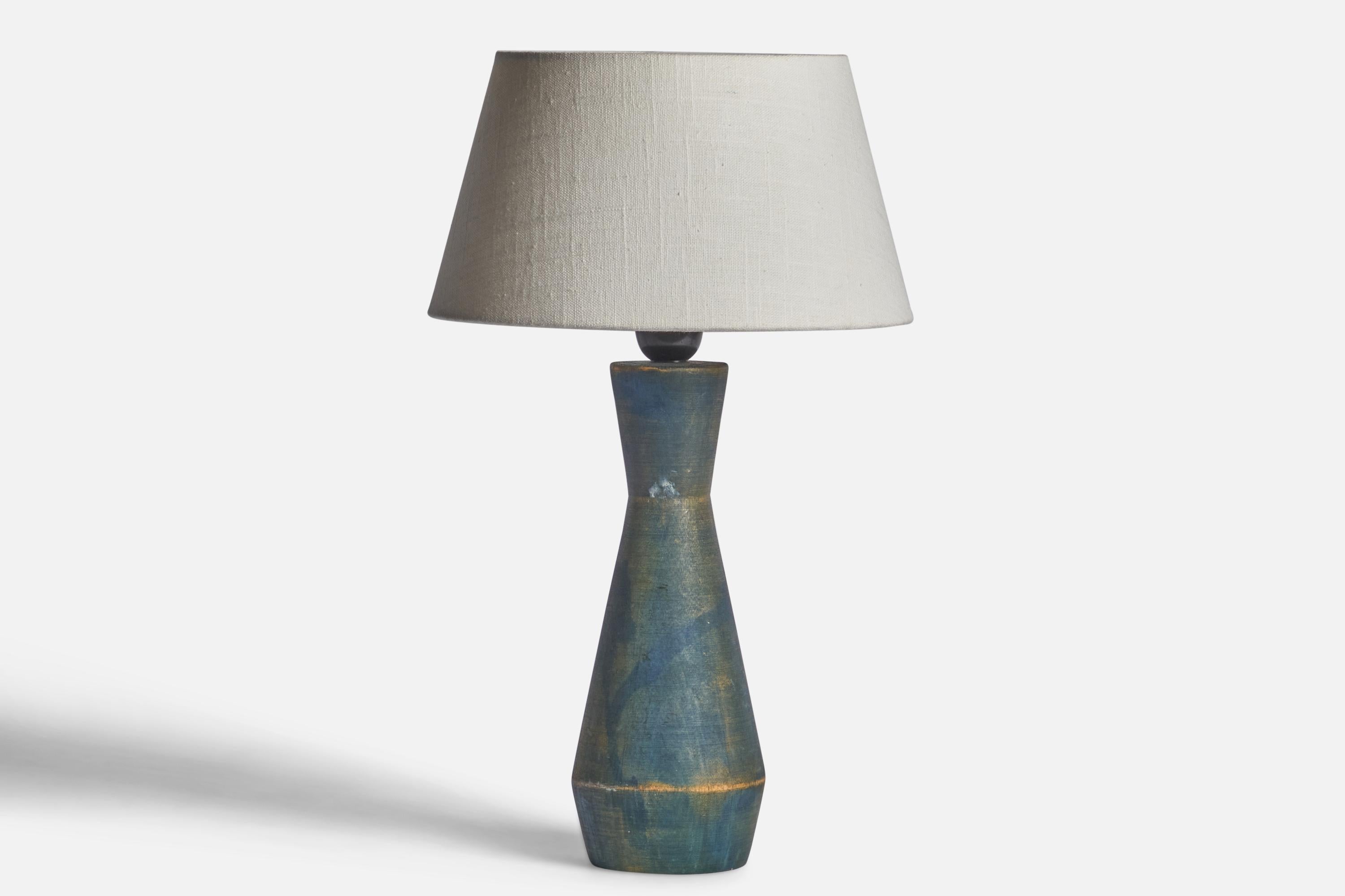 Lampe de table en bois peint en bleu, conçue et produite en Suède, années 1970. 

Dimensions de la lampe (pouces) : 13.35