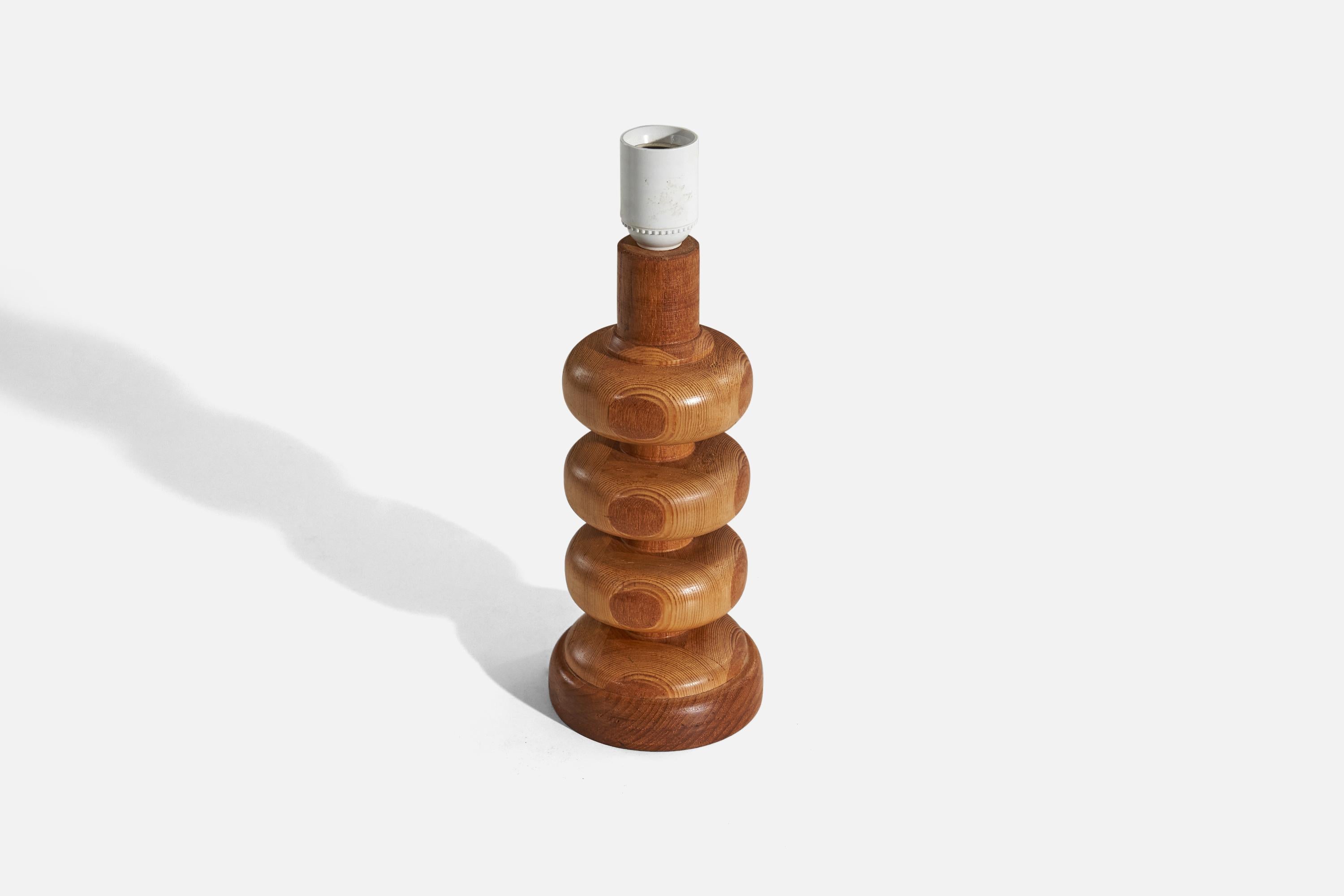 Schwedische Designerin, Tischlampe, Holz, Schweden, 1970er Jahre (Ende des 20. Jahrhunderts) im Angebot
