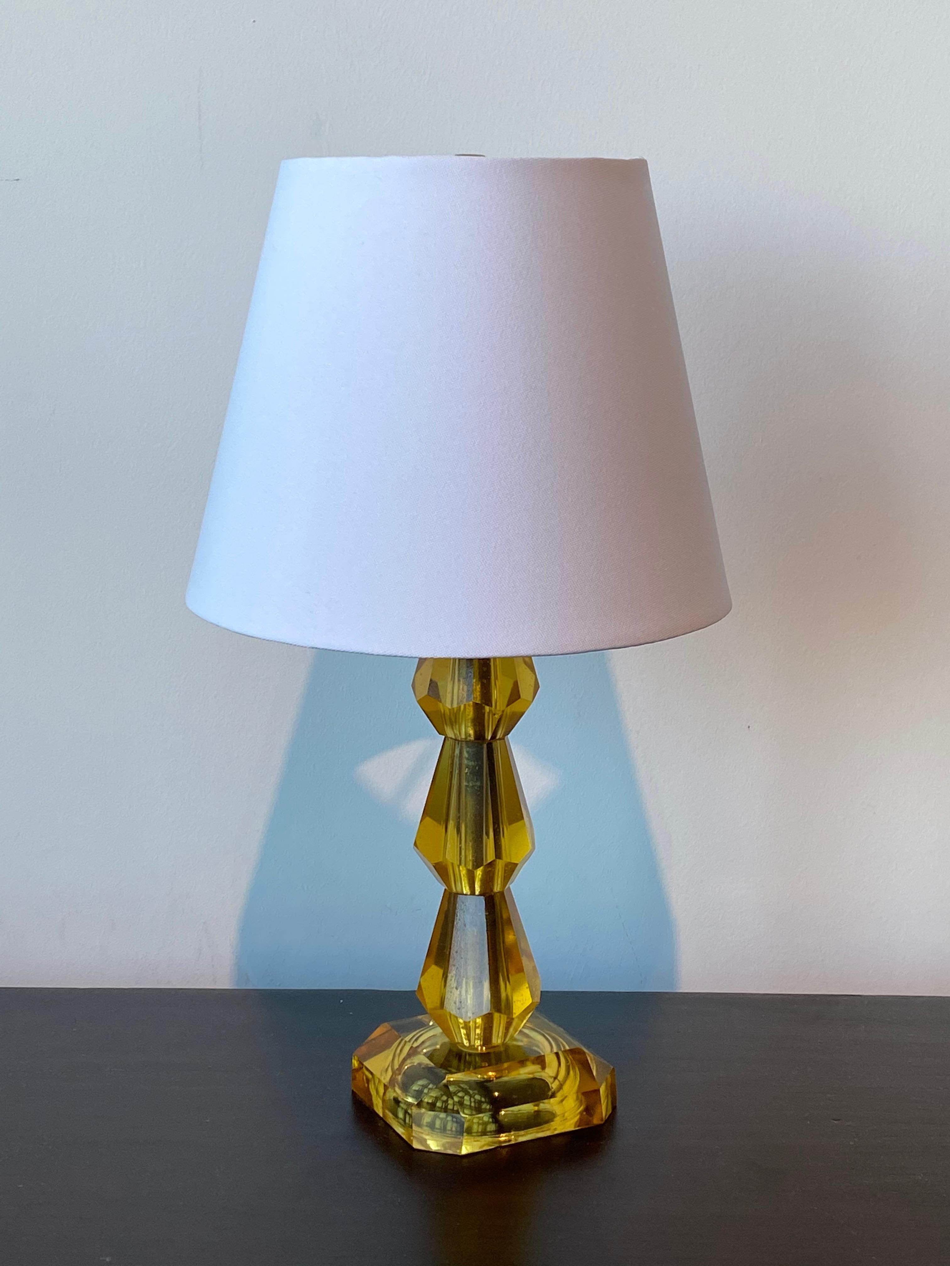 A highly modernist organic table lamp. Of Swedish production. In highly ornamented and colored glass, 1960s. 

Lampshade in is not included in the purchase. Stated measurements are without a lampshade.

Other designers of the period include