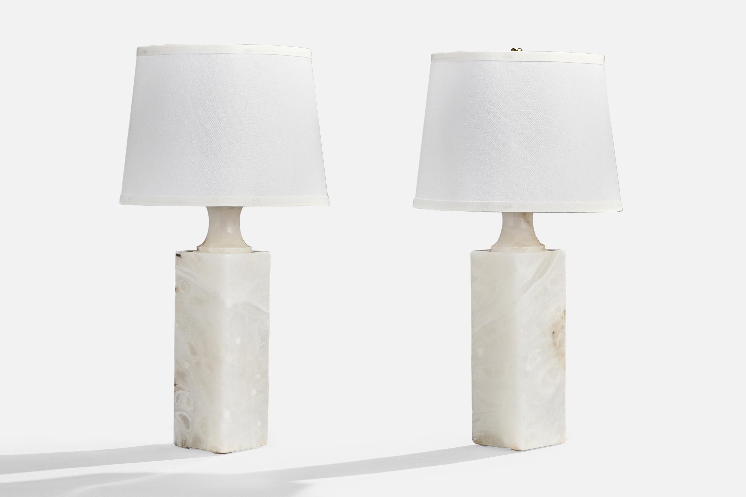Ein Paar Alabaster-Tischlampen, wahrscheinlich in Schweden entworfen und hergestellt, ca. 1970er Jahre.

Abmessungen der Lampe (Zoll): 18,1