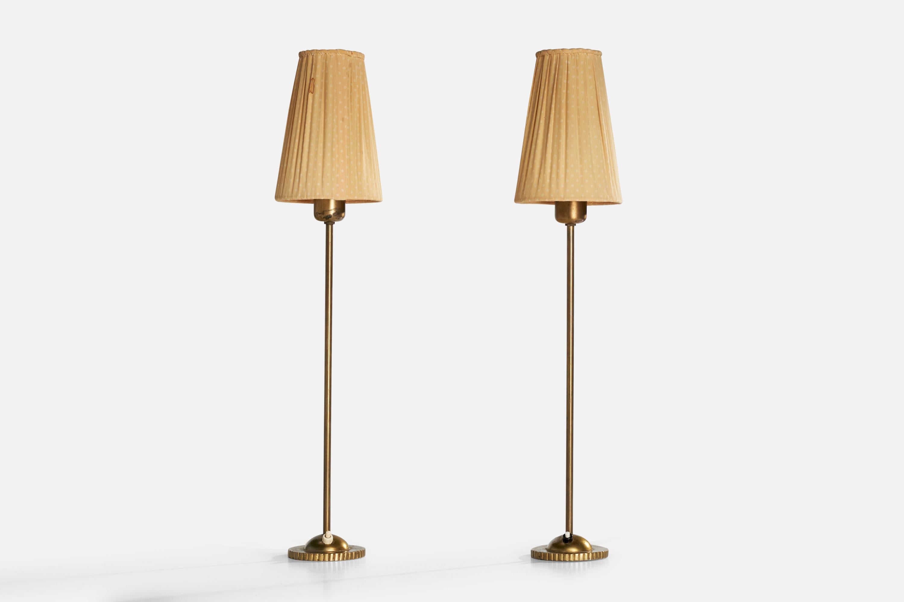 Paire de lampes de table en laiton et tissu conçues et produites en Suède, vers les années 1940.

Dimensions de la lampe avec abat-jour (pouces) : 24.25